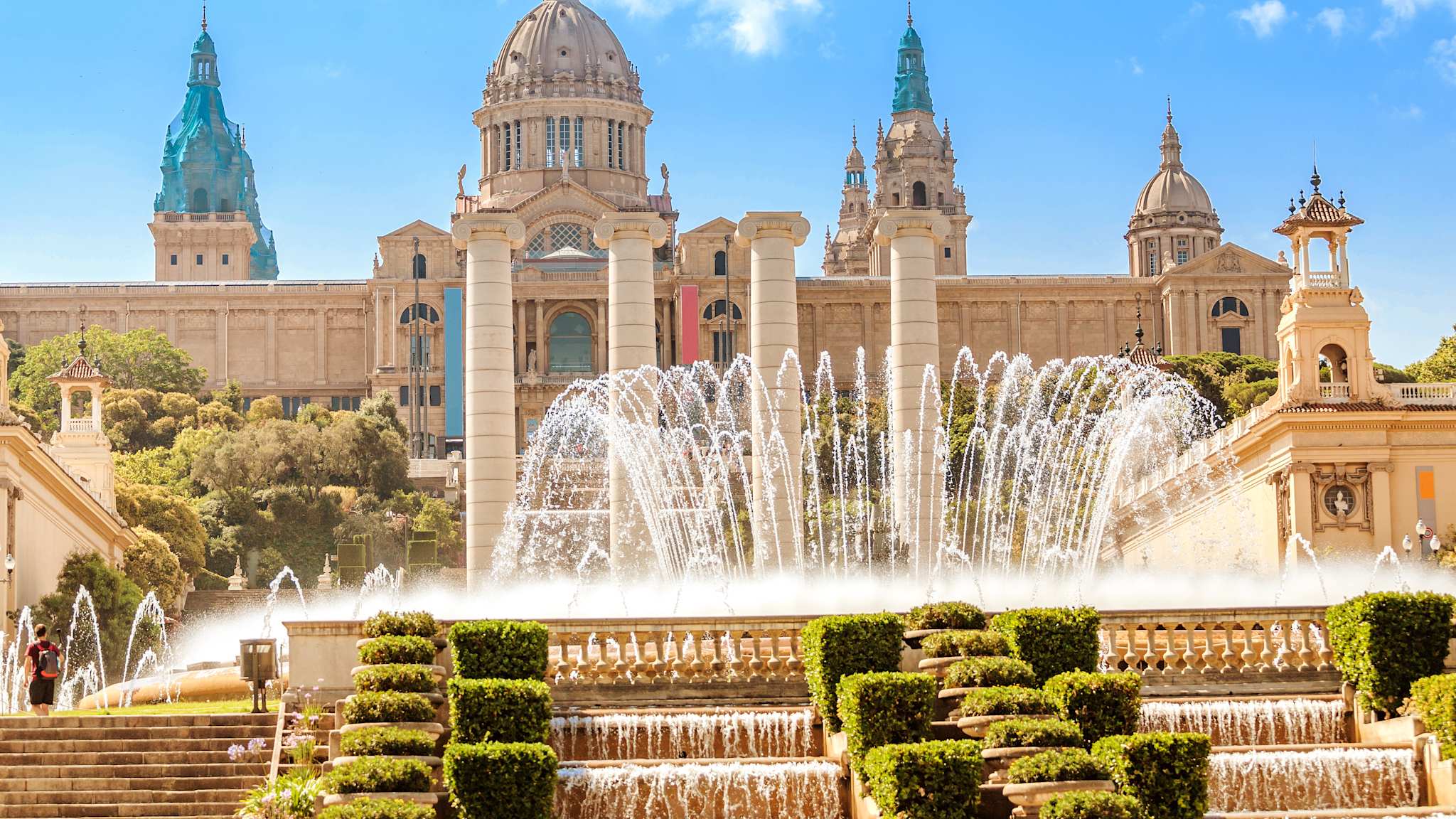 Frontansicht eines Museums. Im Vordergrund ist ein Springbrunnen zu sehen