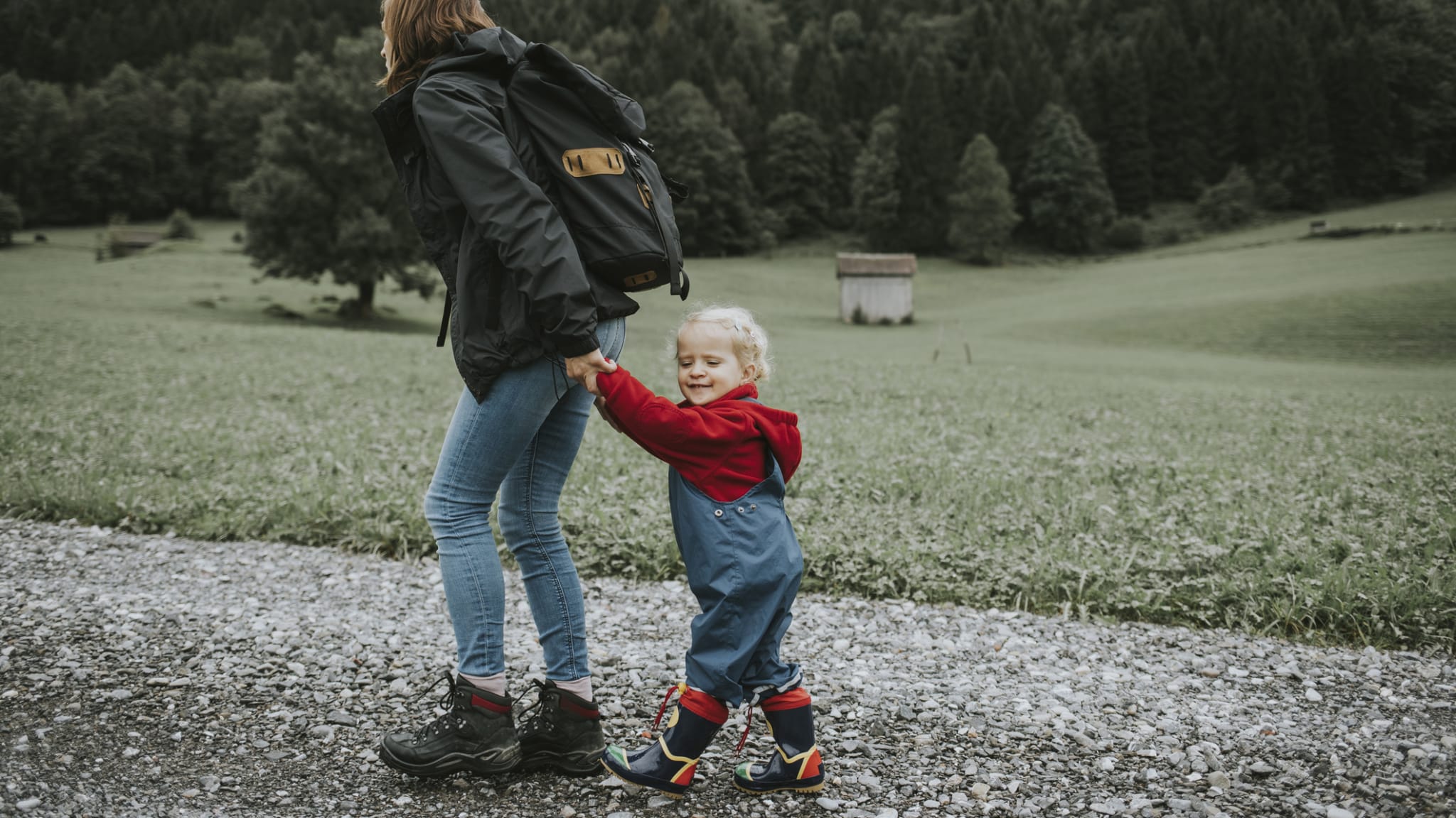 Eine Mutter wandert mit ihrem Kind in Vorarlberg, Österreich. © Westend61/Westend61 via Getty Images