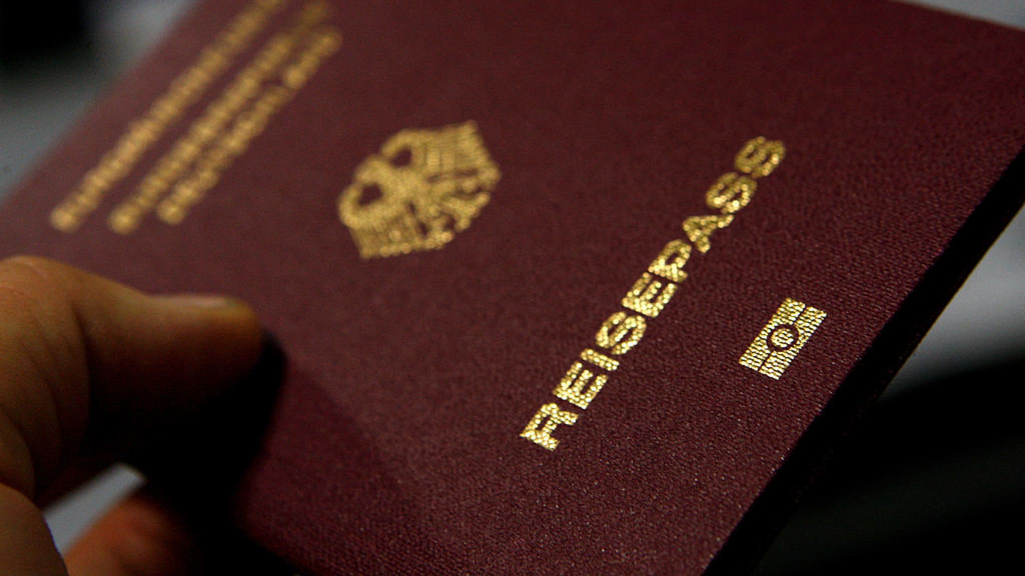 Nahaufnahme eines deutschen Reisepasses.