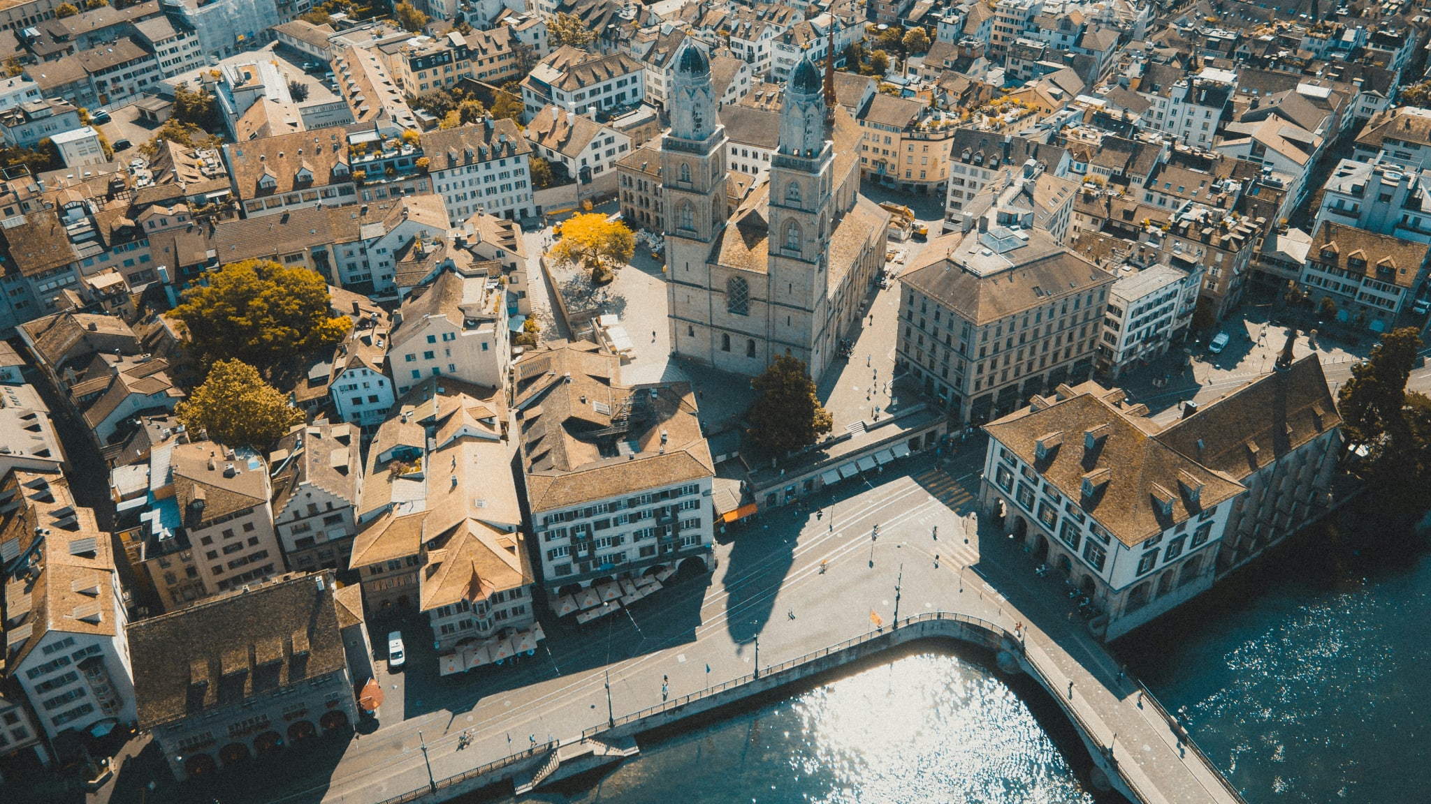 Ansicht von Niederdorf aus der Luft Man sieht viele kleine Gassen, alte Häuser und in der Mitte den berühmten Grossmünster.