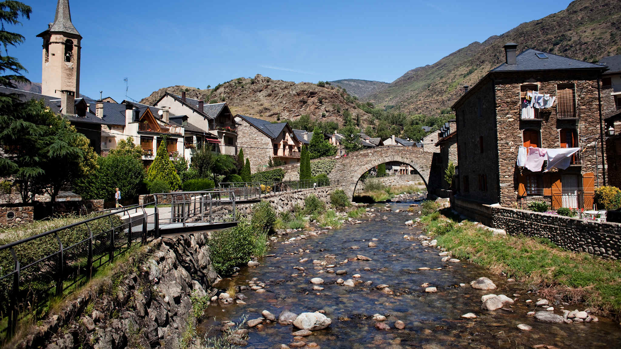 Blick auf den Fluss Noguera Pallaresa von der Gemeinde Esterri d'Àneu