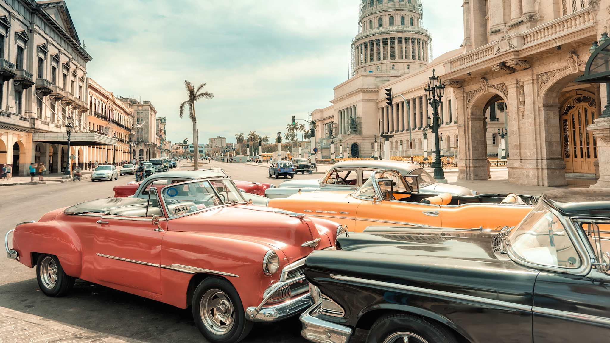 Oldtimer Autos parken in Havanna, Kuba. © golero via Getty Images