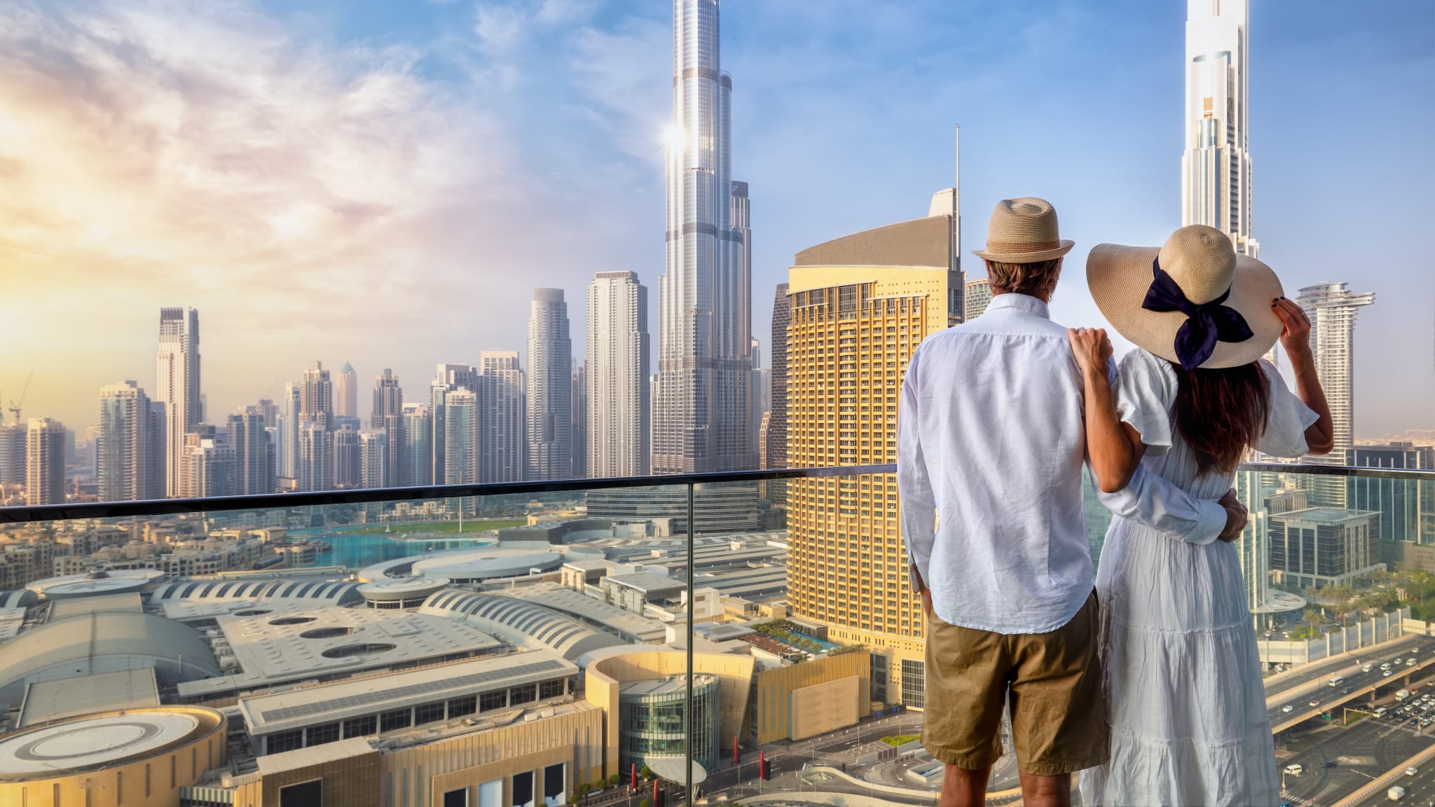 Ein Paar genießt den Panoramablick auf die Skyline von Dubai, VAE