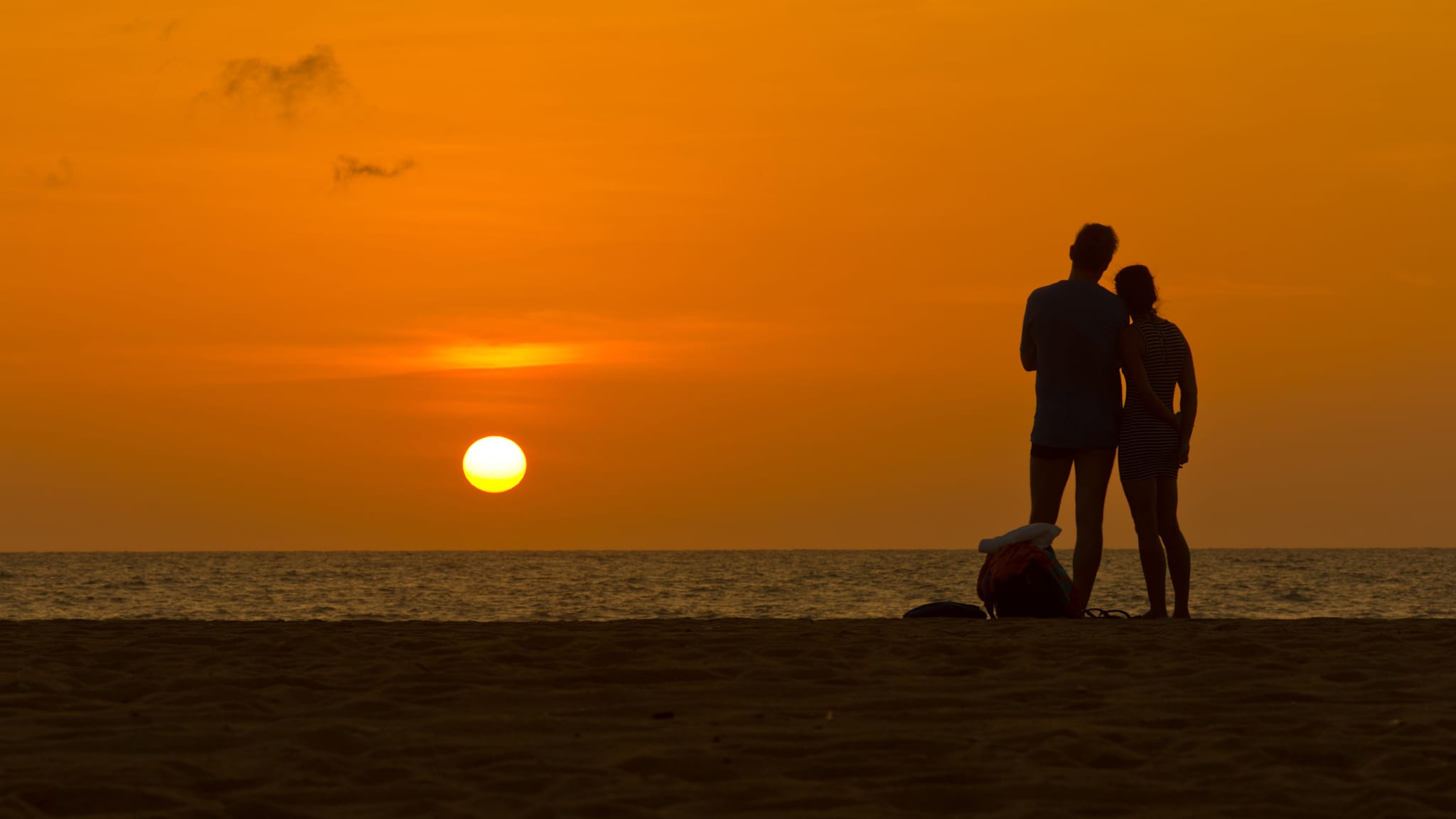 Zwei, die sich lieben – Honeymoon-Pärchen am Strand von Sri Lanka. © Premium Collec-tion - stock.adobe.com