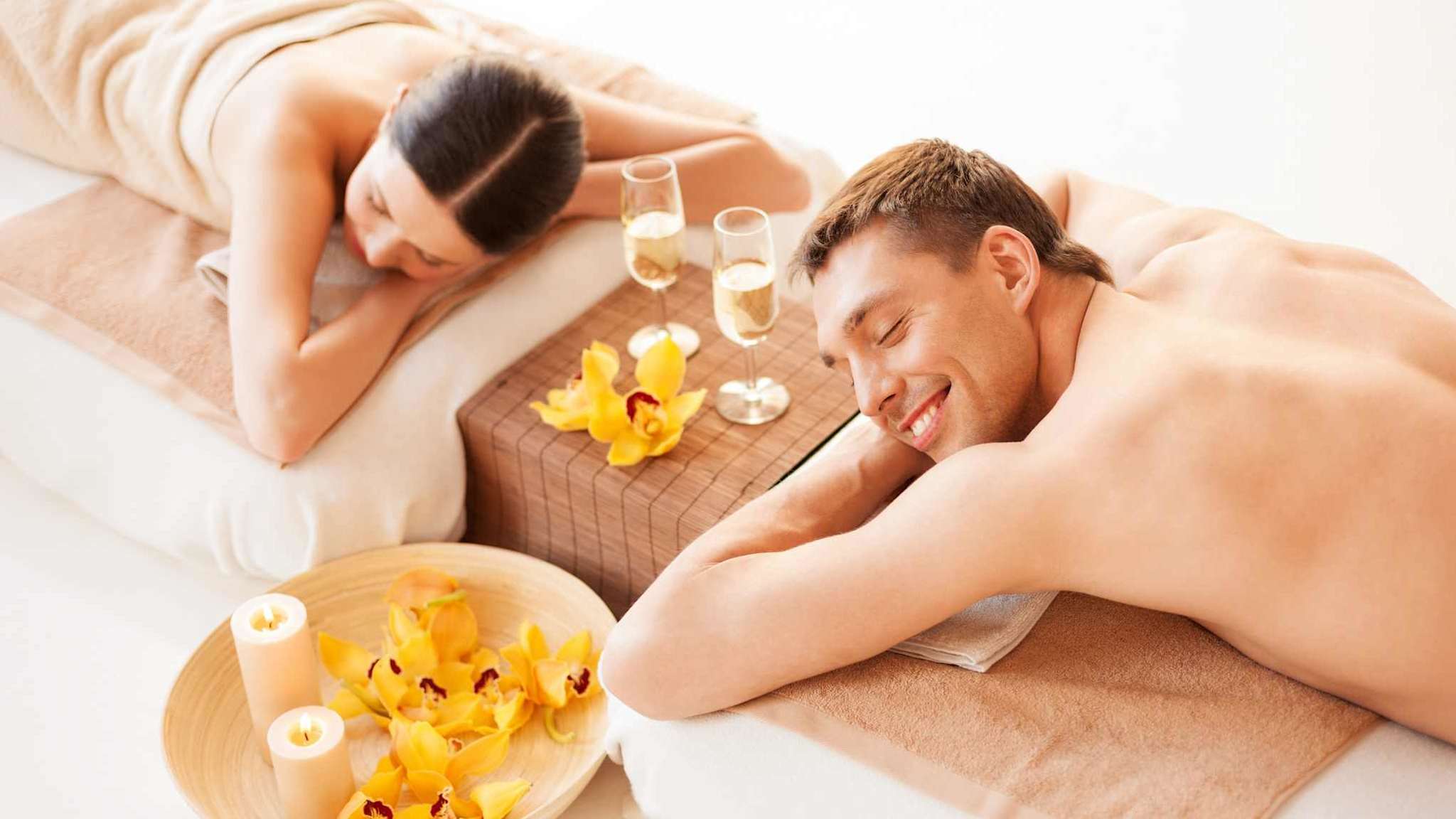 Paar genießt Wellness mit Champagner.