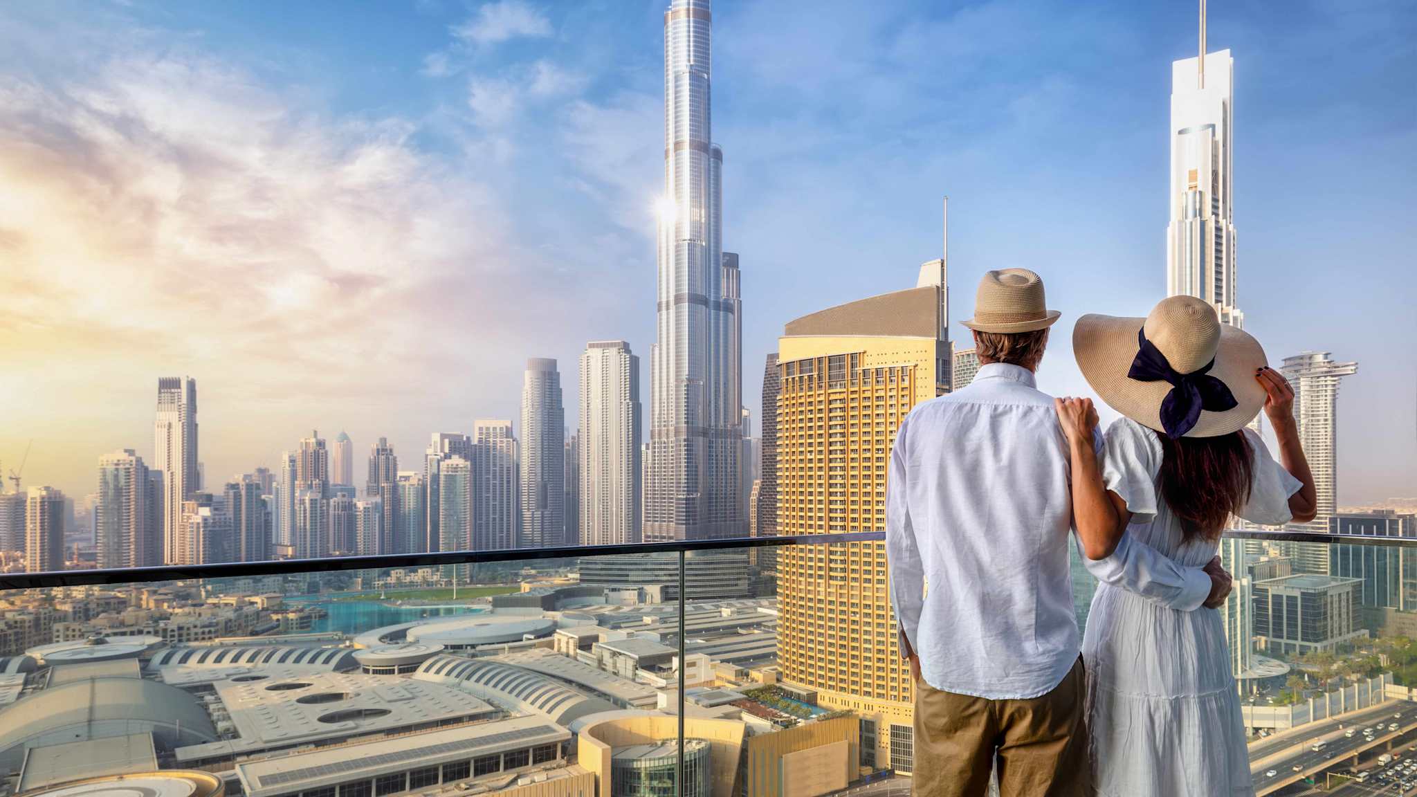 Ein Pärchen schaut auf die Skyline von Dubai.