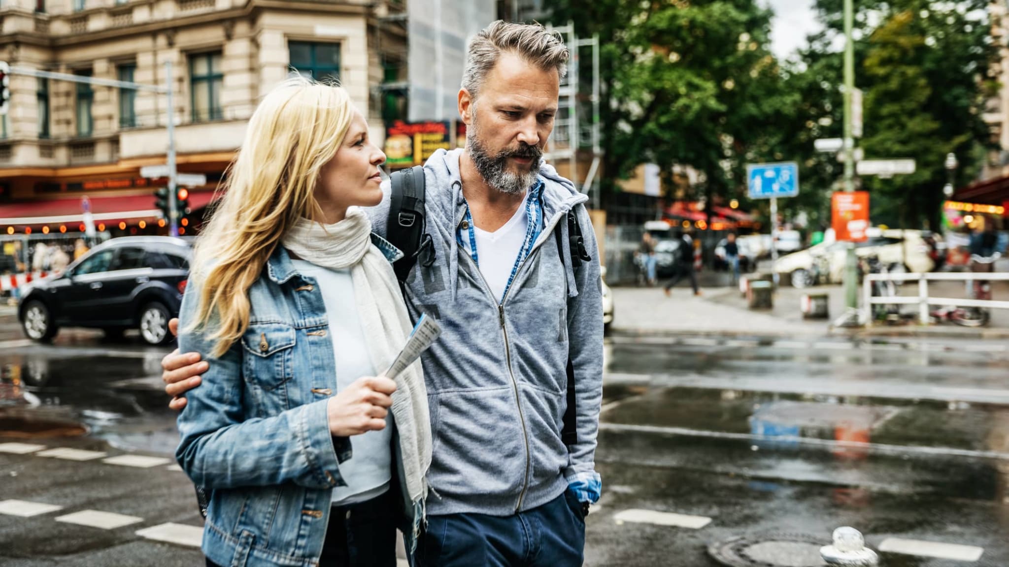 Ein Paar spaziert gemeinsam durch die Stadt.