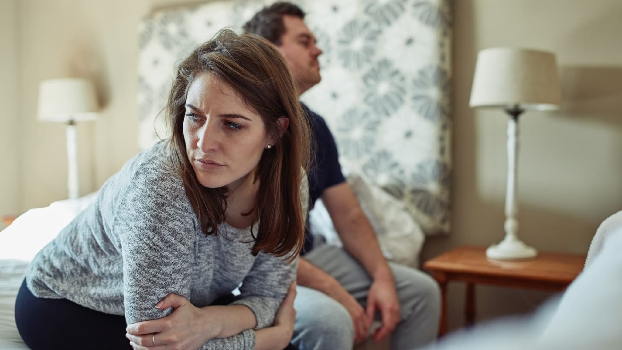 Ein Paar streitet sich im Schlafzimmer.