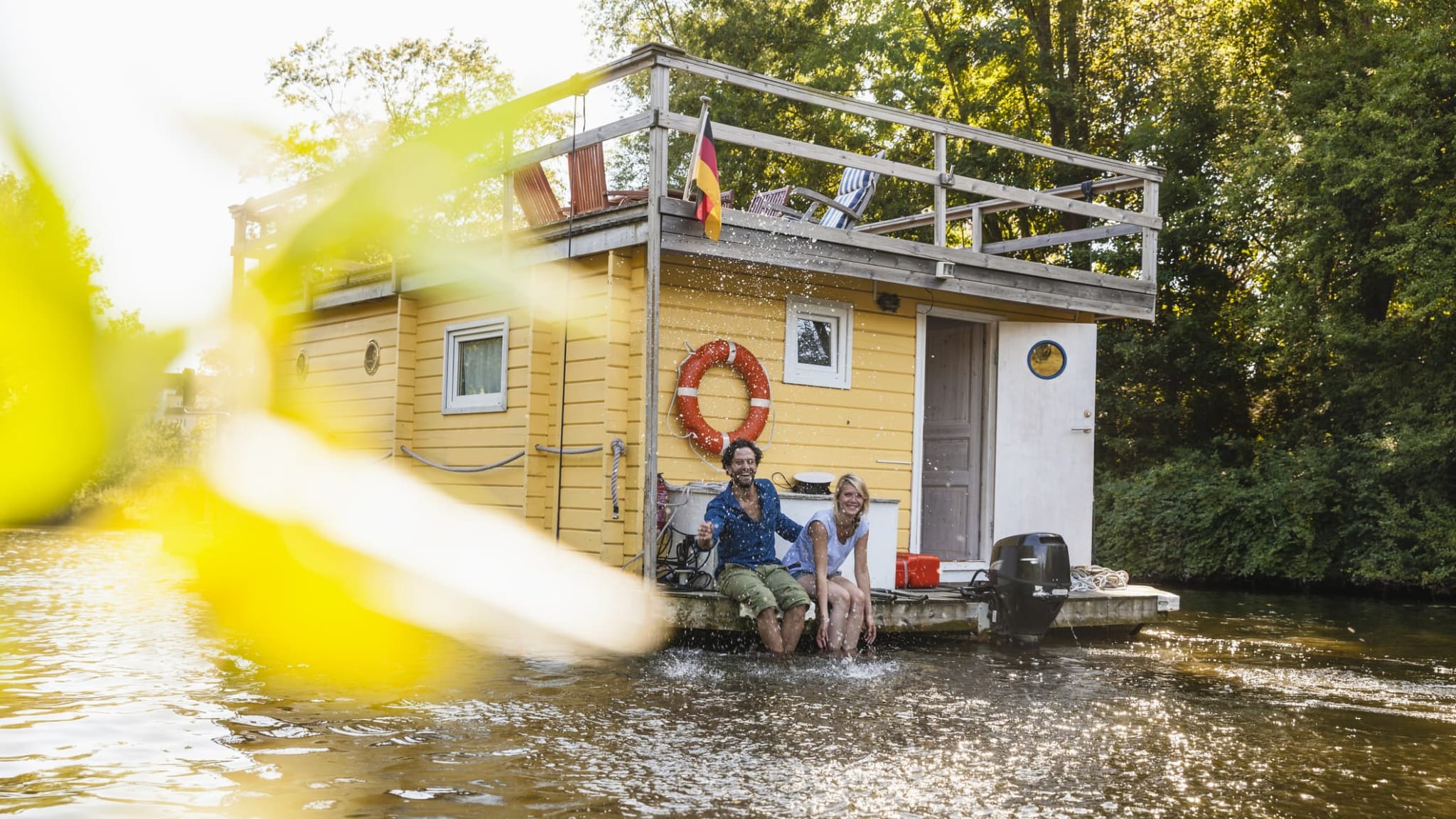 Ein Pärchen hat Spaß auf einem Hausboot.