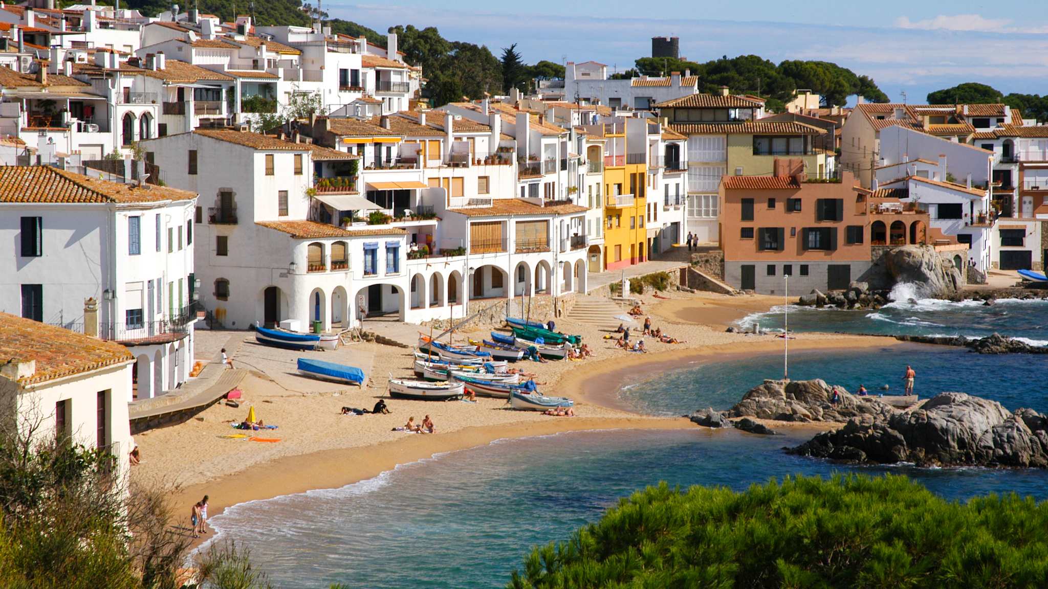 Strand mit Badenden und Booten des Fischerdorfes Palafrugell.