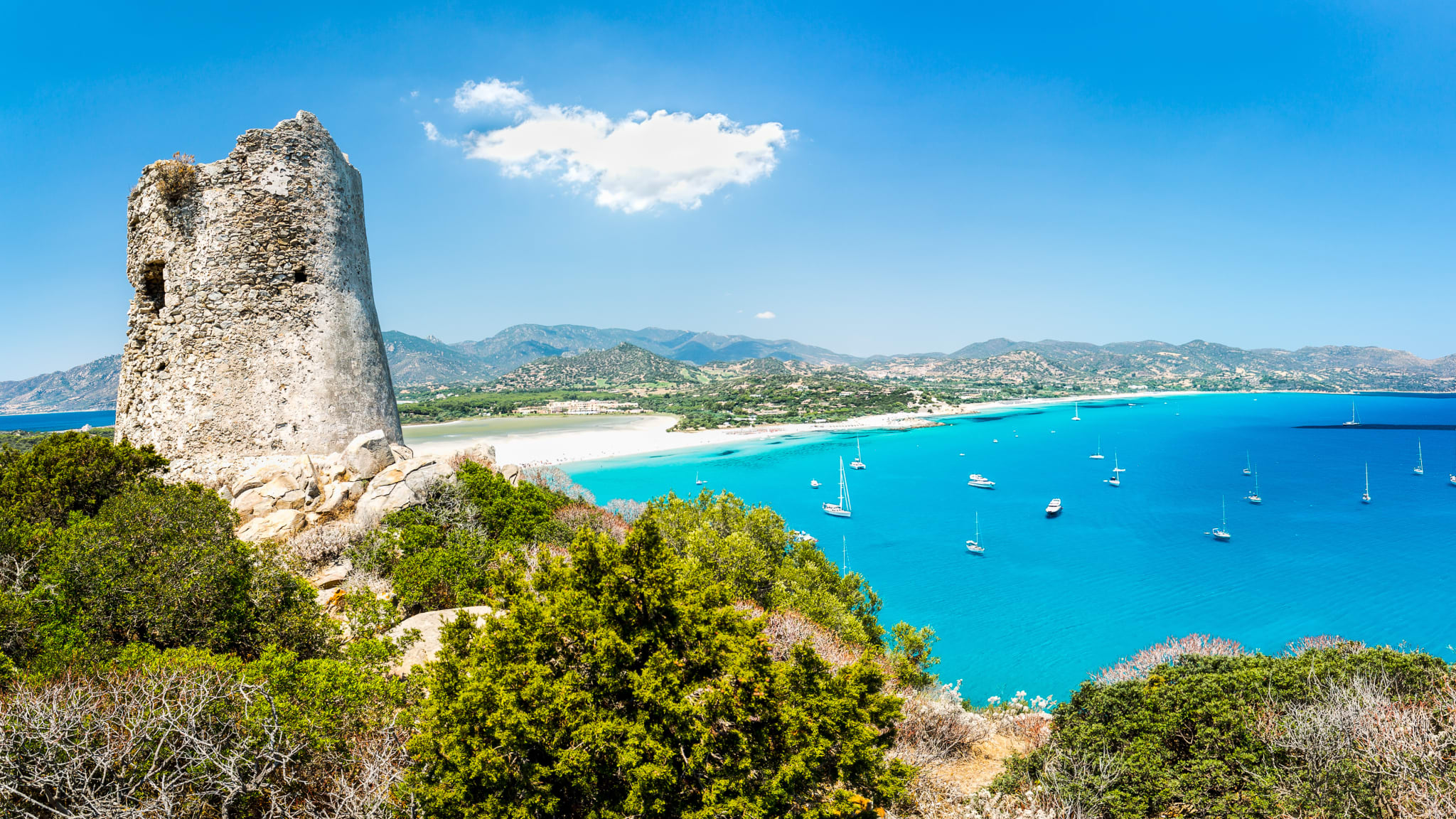 Panoramablick auf den Strand von Porto Giunco sowie den Sarazenenturm Torre di Porto Giunco