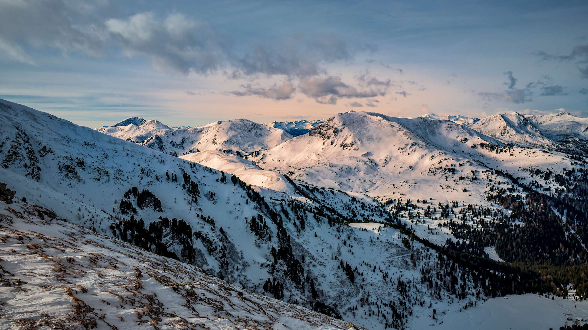 Blick auf die verschneite Turracher Höhe, Österreich. © Martin Steinthaler via Getty Images