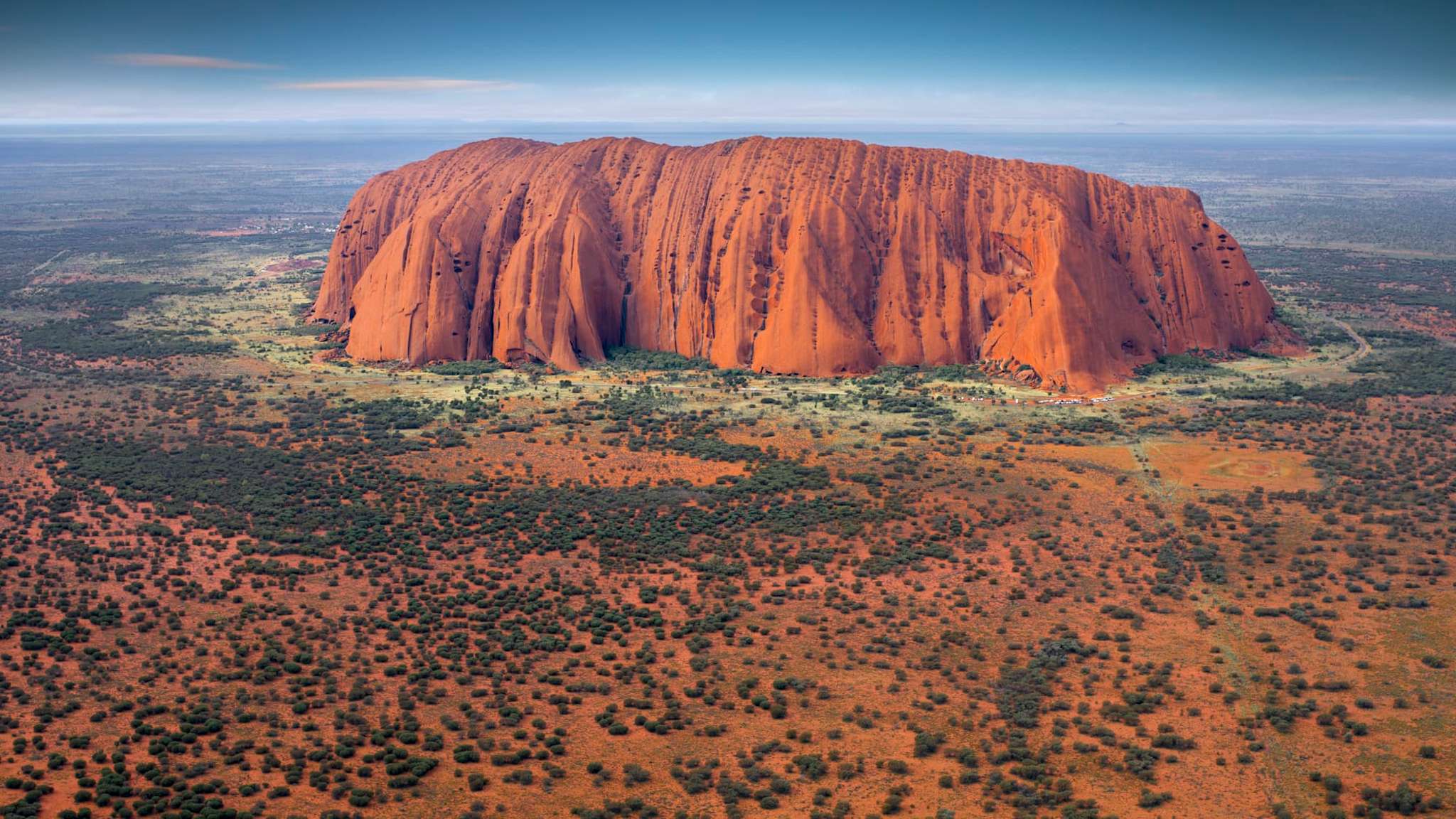 Panoramablick auf den Ayers Rock in Australien.