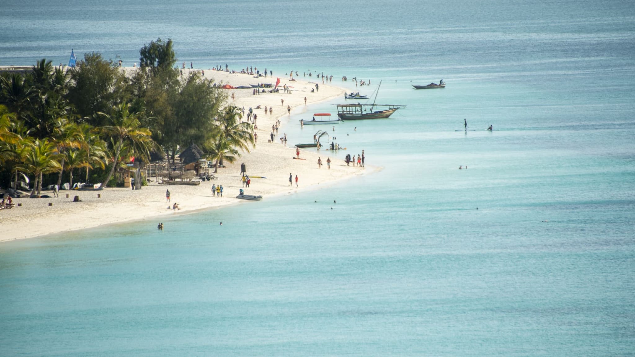 Panoramablick auf den Kendwa Beach auf Sansibar, Tansania.