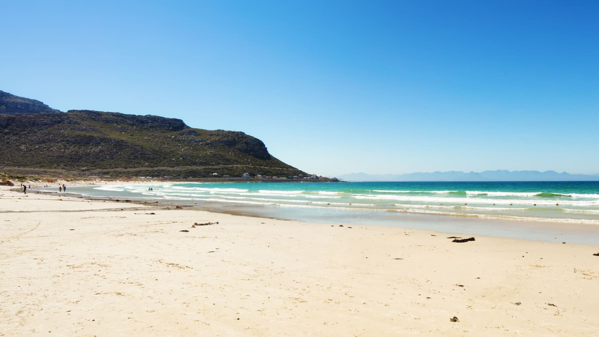 Panoramablick auf den Strand von Fish Hoek in Südafrika.