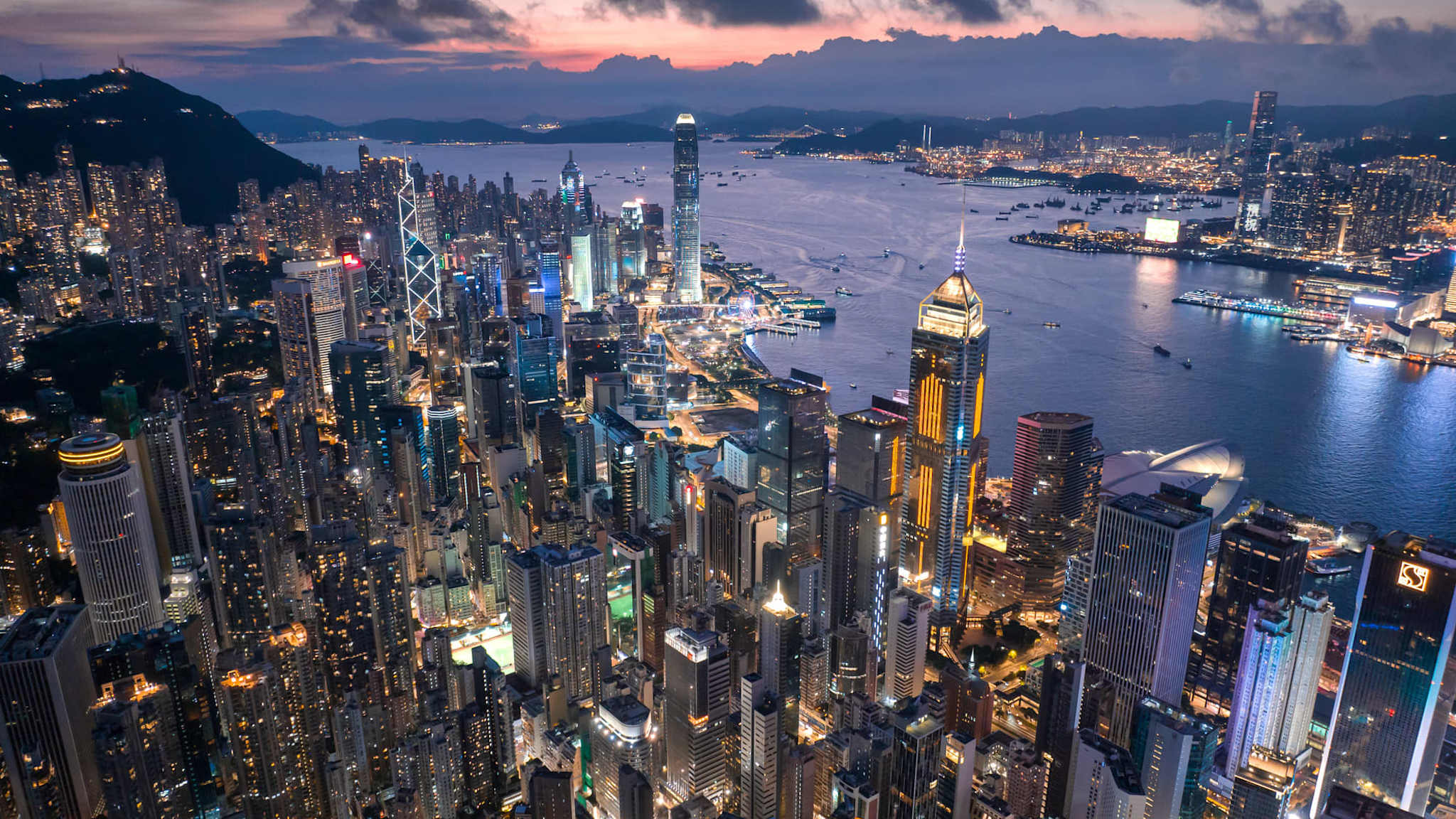 Panoramablick auf die Hafenstadt Hongkong im Sonnenuntergang.