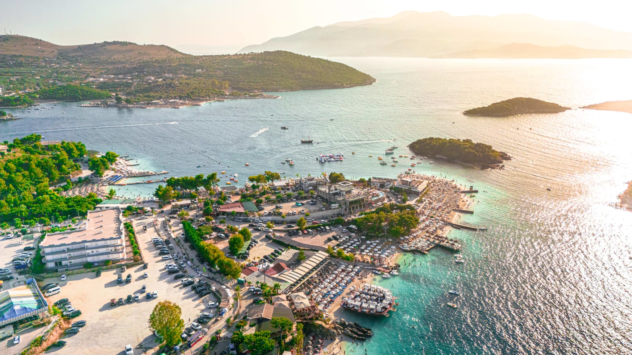 Panoramablick auf die Strände und die Küste von Ksamil in Albanien.