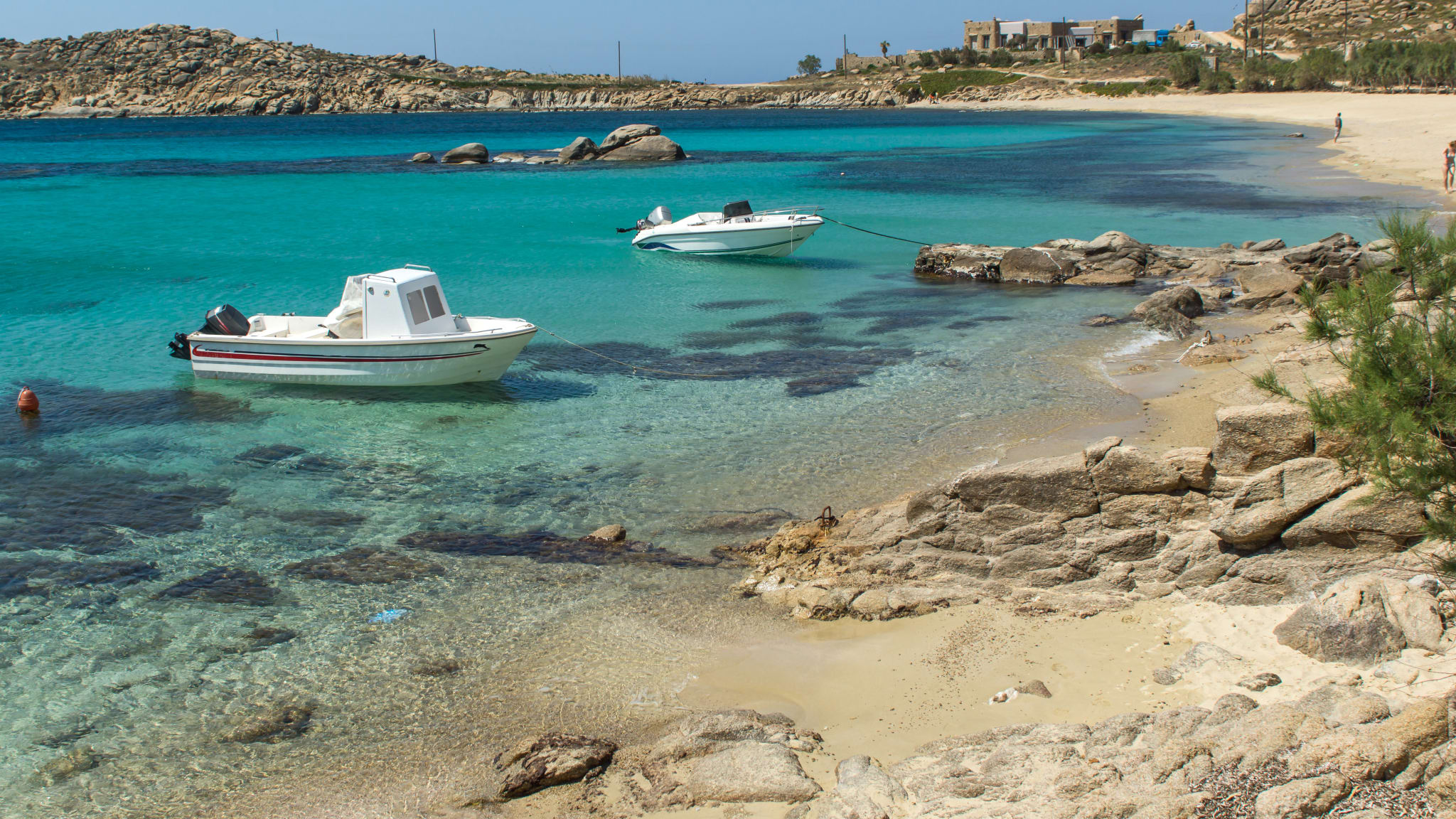 Paranga Beach auf der Insel Mykonos, Griechenland © sjhaytov/iStock / Getty Images Plus via Getty Images
