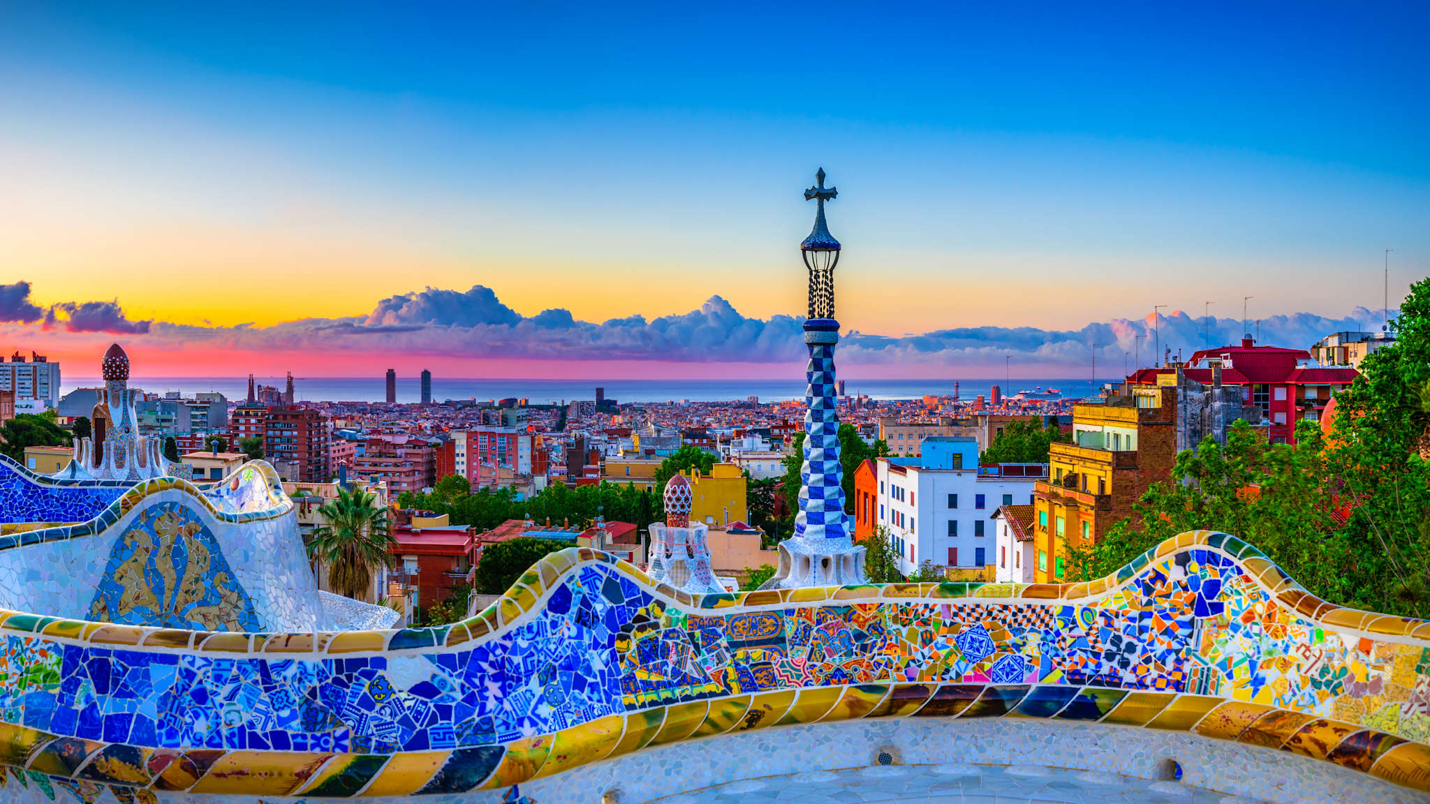 Panorama einer Stadt am Meer bei Sonnenuntergang.