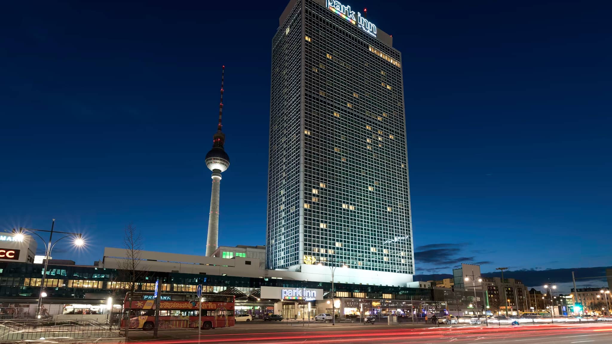 Außenansicht des Park Inn by Radisson Berlin Alexanderplatz
