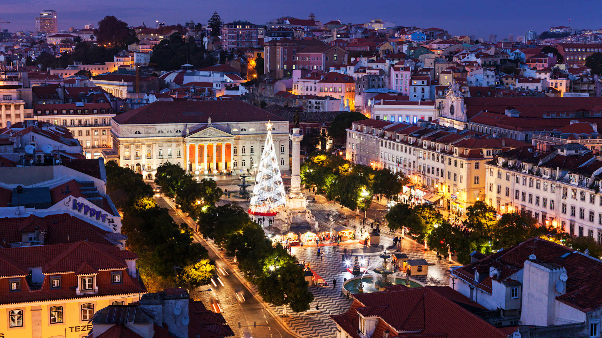Blick auf den Platz von Pedro IV zur Weihnachtszeit in Lissabon, Portugal. © Henryk Sadura via Getty Images