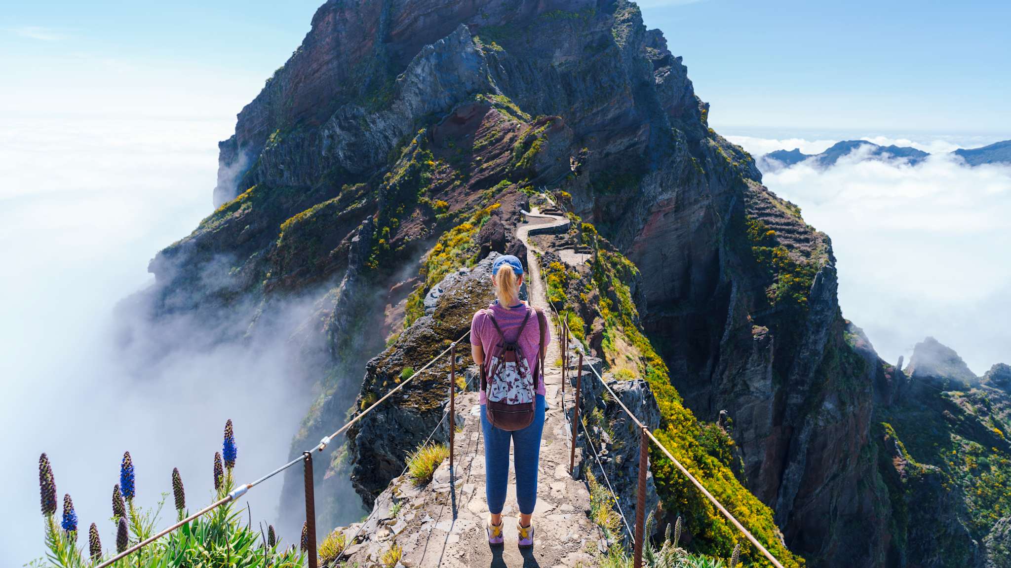 Wanderer auf PR1 Pico do Arieiro - Pico Ruivo Wanderweg Treppe zum Himmel Madeira Portugal. © pawel.gaul via Getty Images