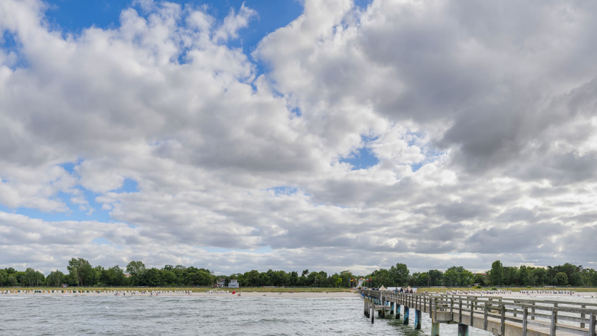 Pier am Strand von Boltenhagen, Mecklenburg-Vorpommern, Deutschland © Norbert Zingel / 500px via Getty Images