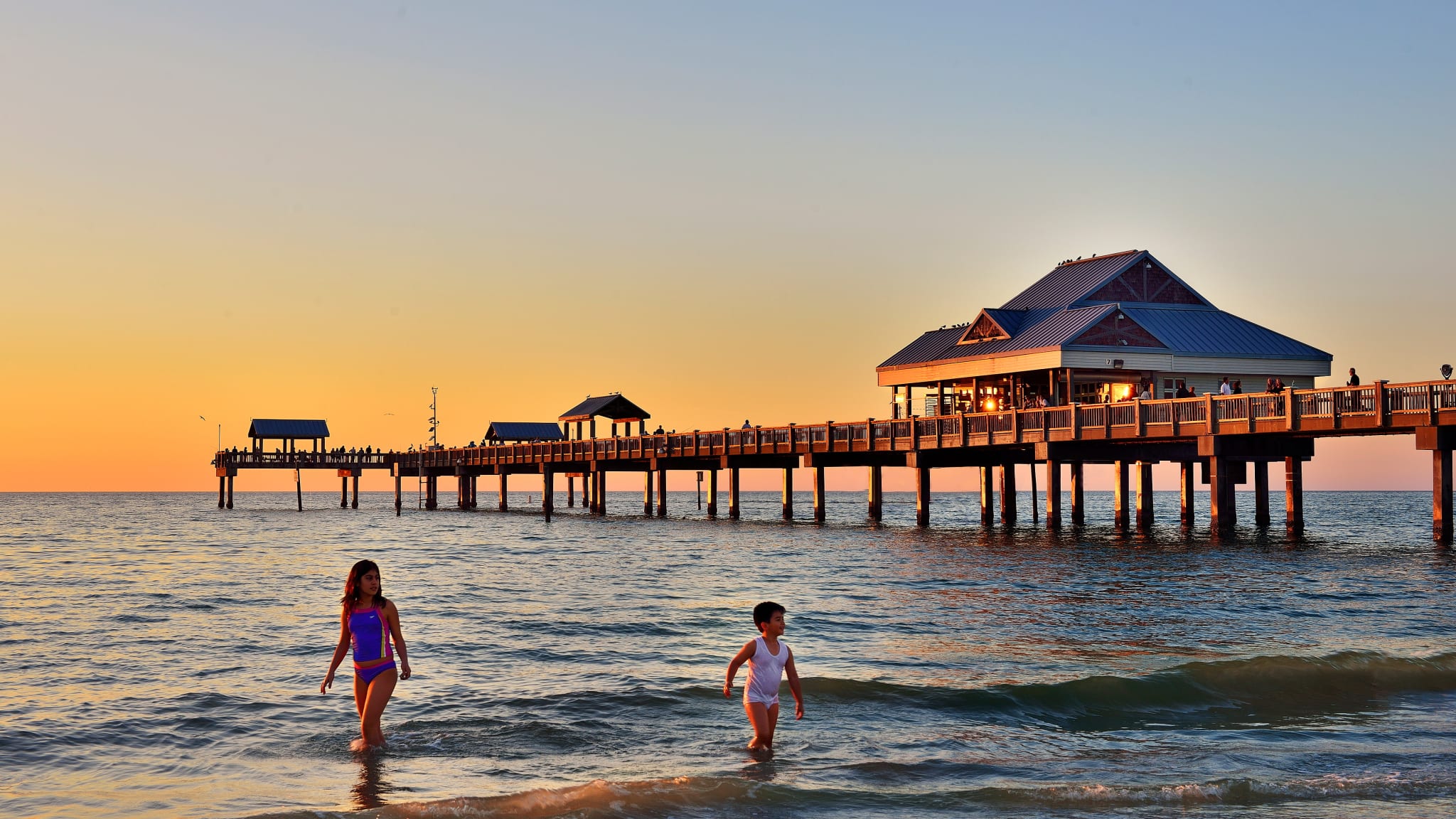 Pier am Strand von Clearwater Beach bei St. Petersburg an der Golfküste, St. Petersburg, Florida, Vereinigte Staaten