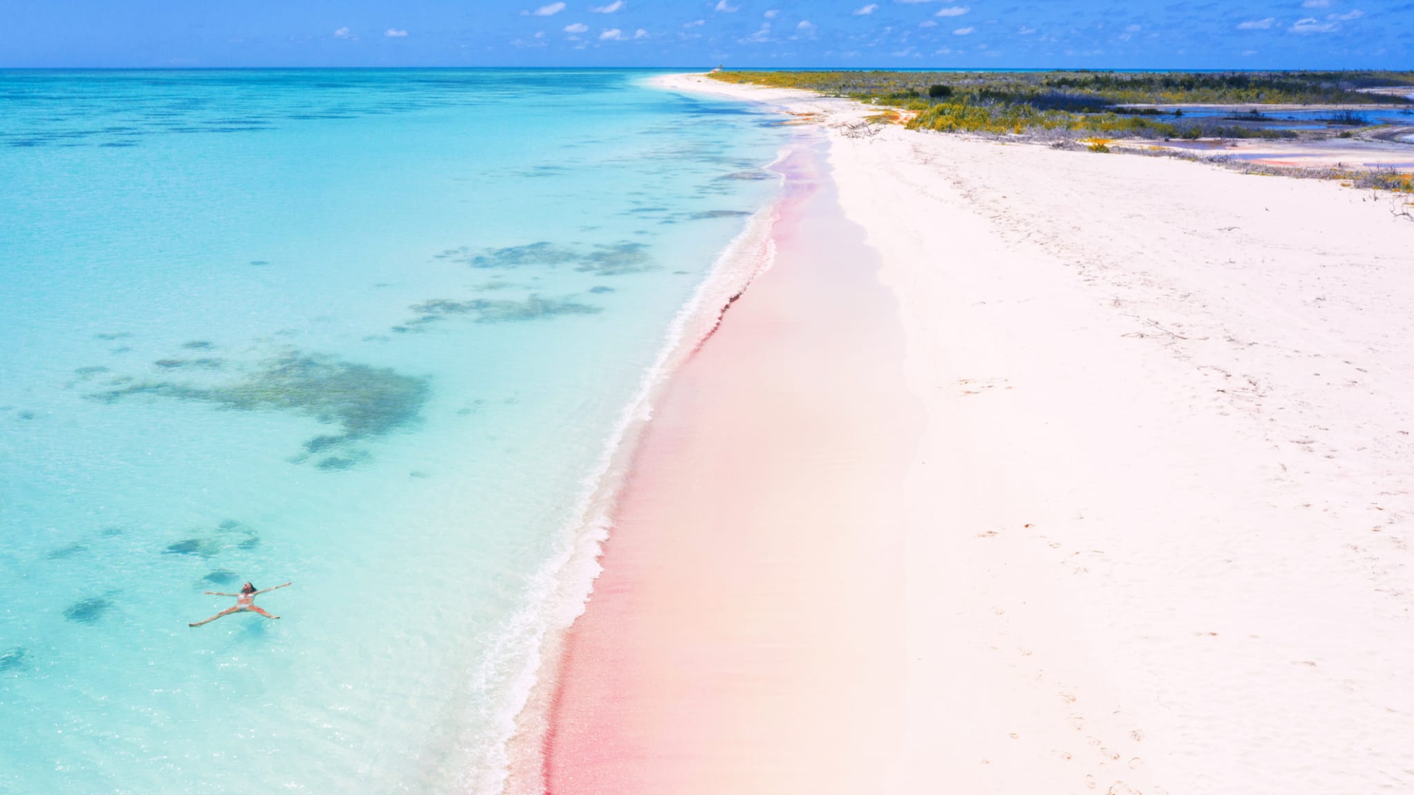 EIn langer Strand mit pinken Sand