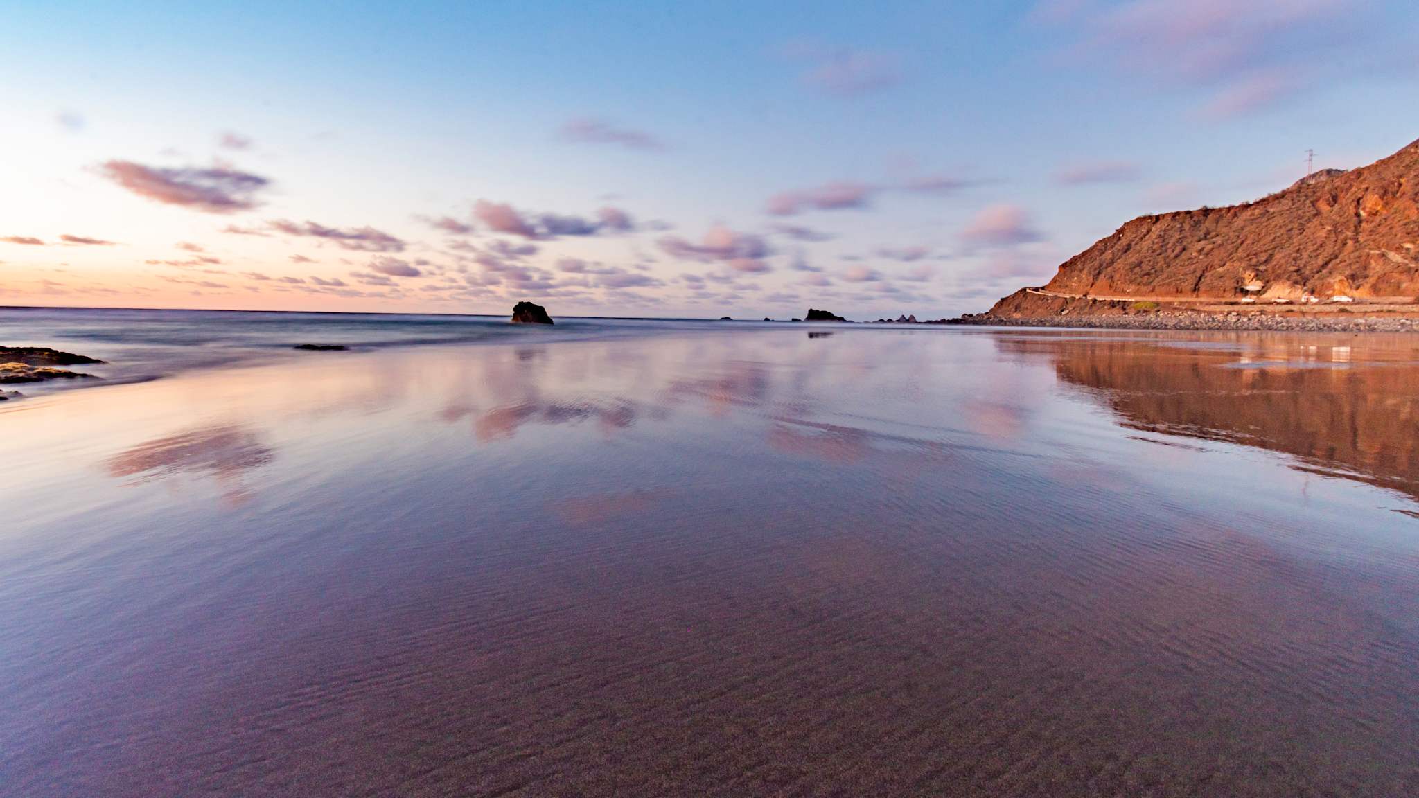 Sicht auf den Strand Playa de Almáciga bei Sonnenuntergang.