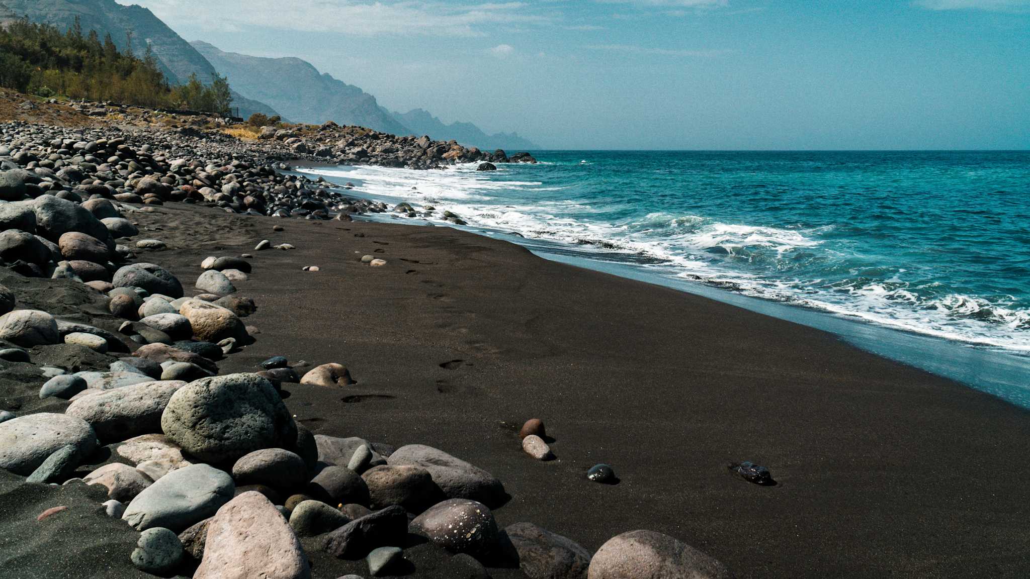 Ein steiniger Strand mit türkisblauem Wasser