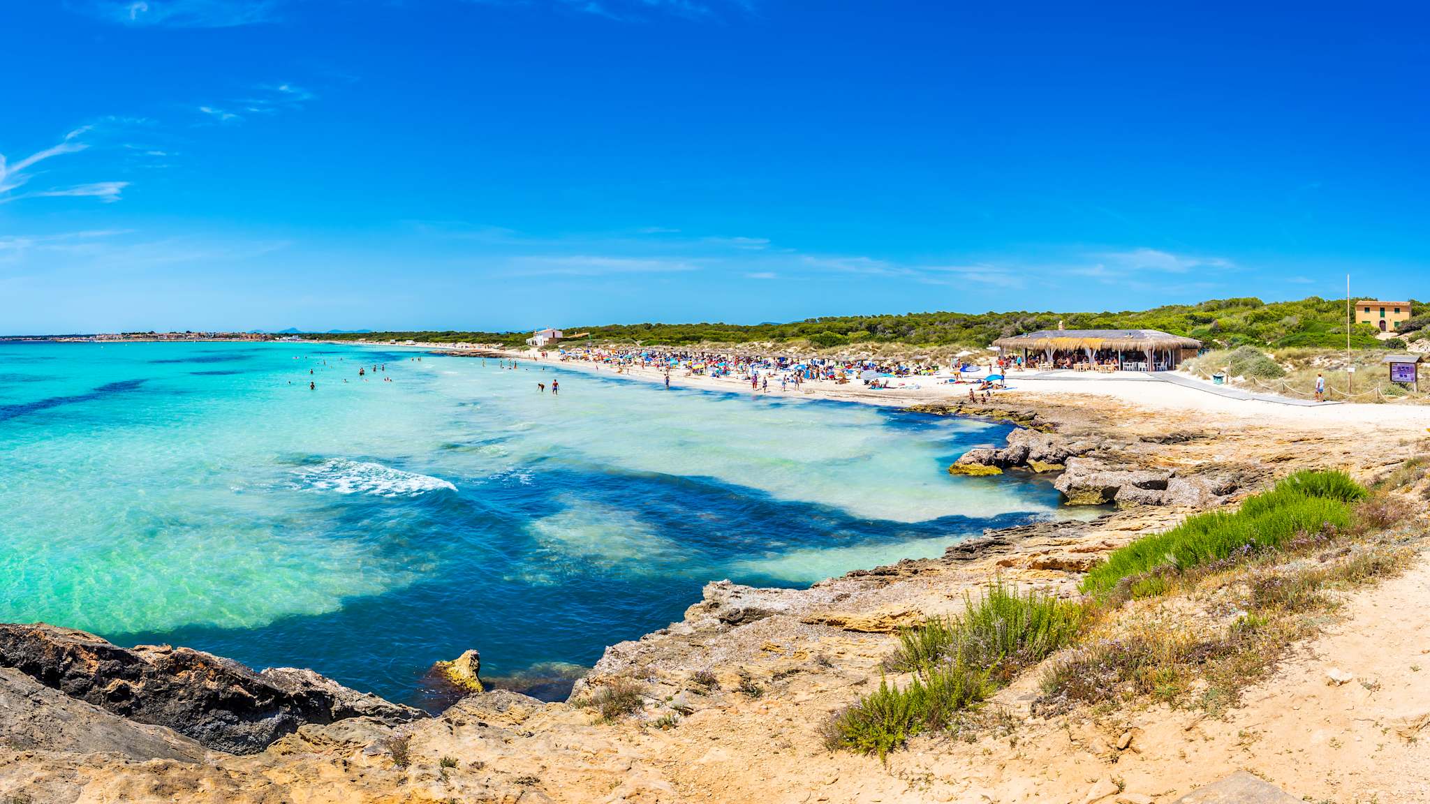 Ein Strand mit türkisem Wasser
