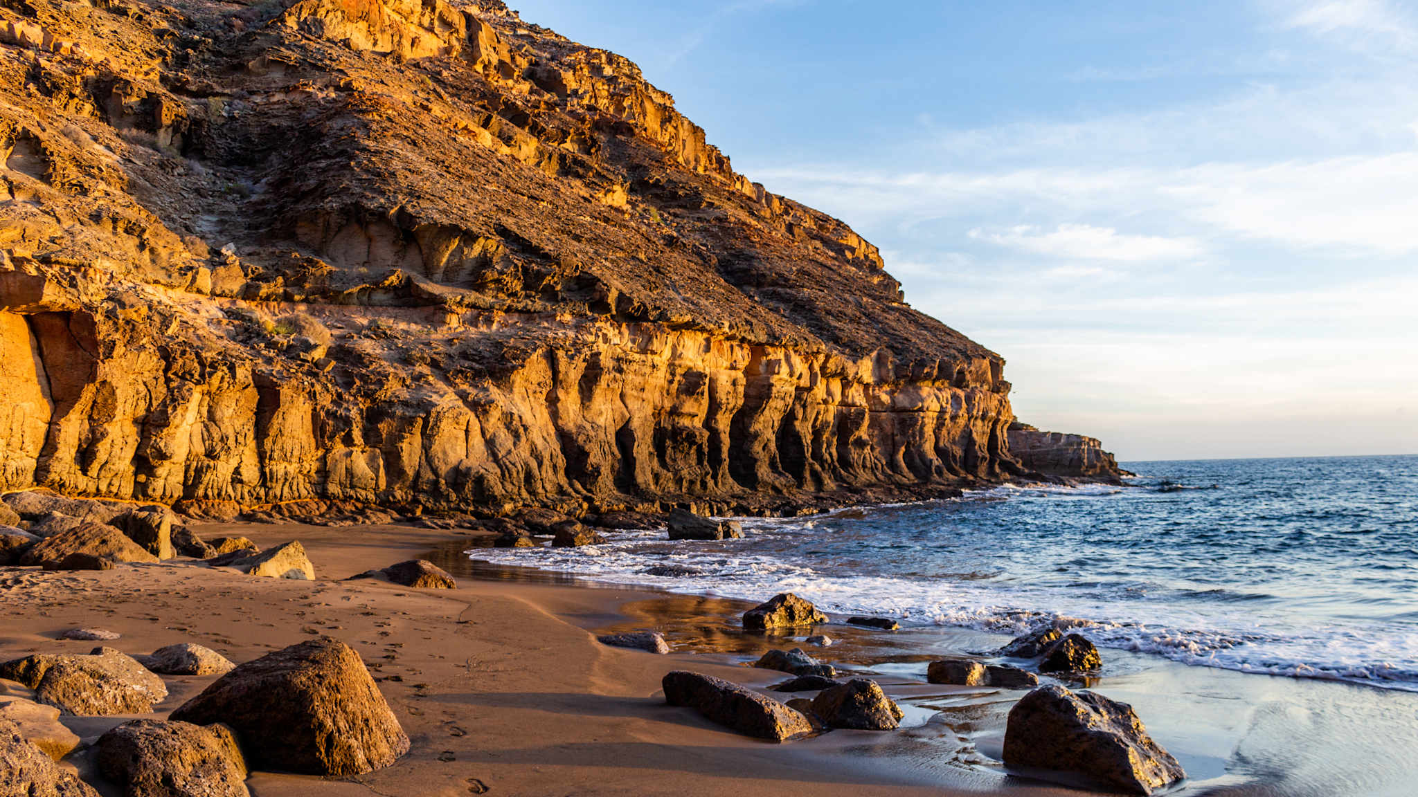 Ein Strand mit Felsen umgeben von Klippen