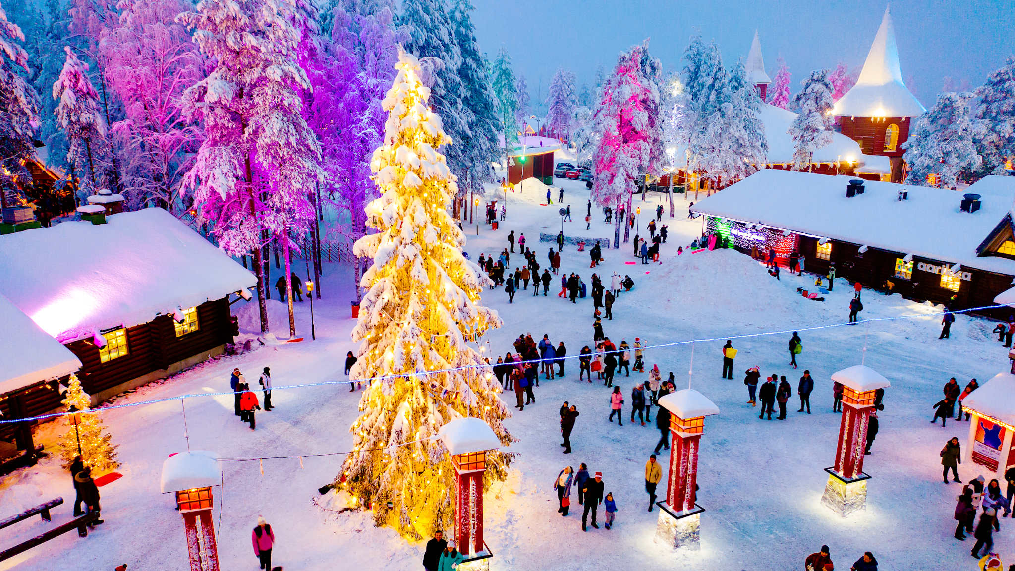 Eine verschneite Landschaft mit roten Säulen
