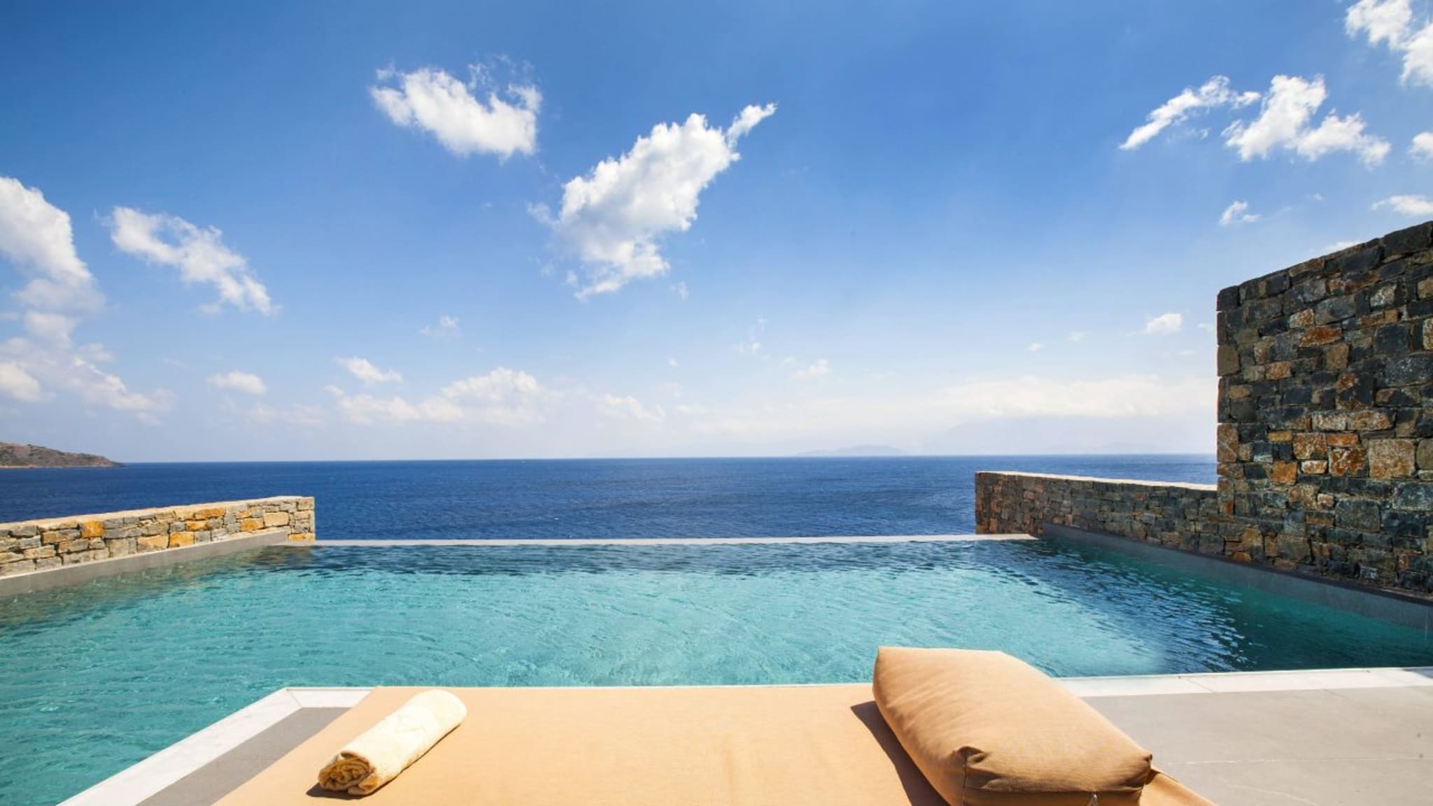 Traumhafter Ausblick über das Meer vom Pool aus. Bild vom Hotelier, Februar 2016.