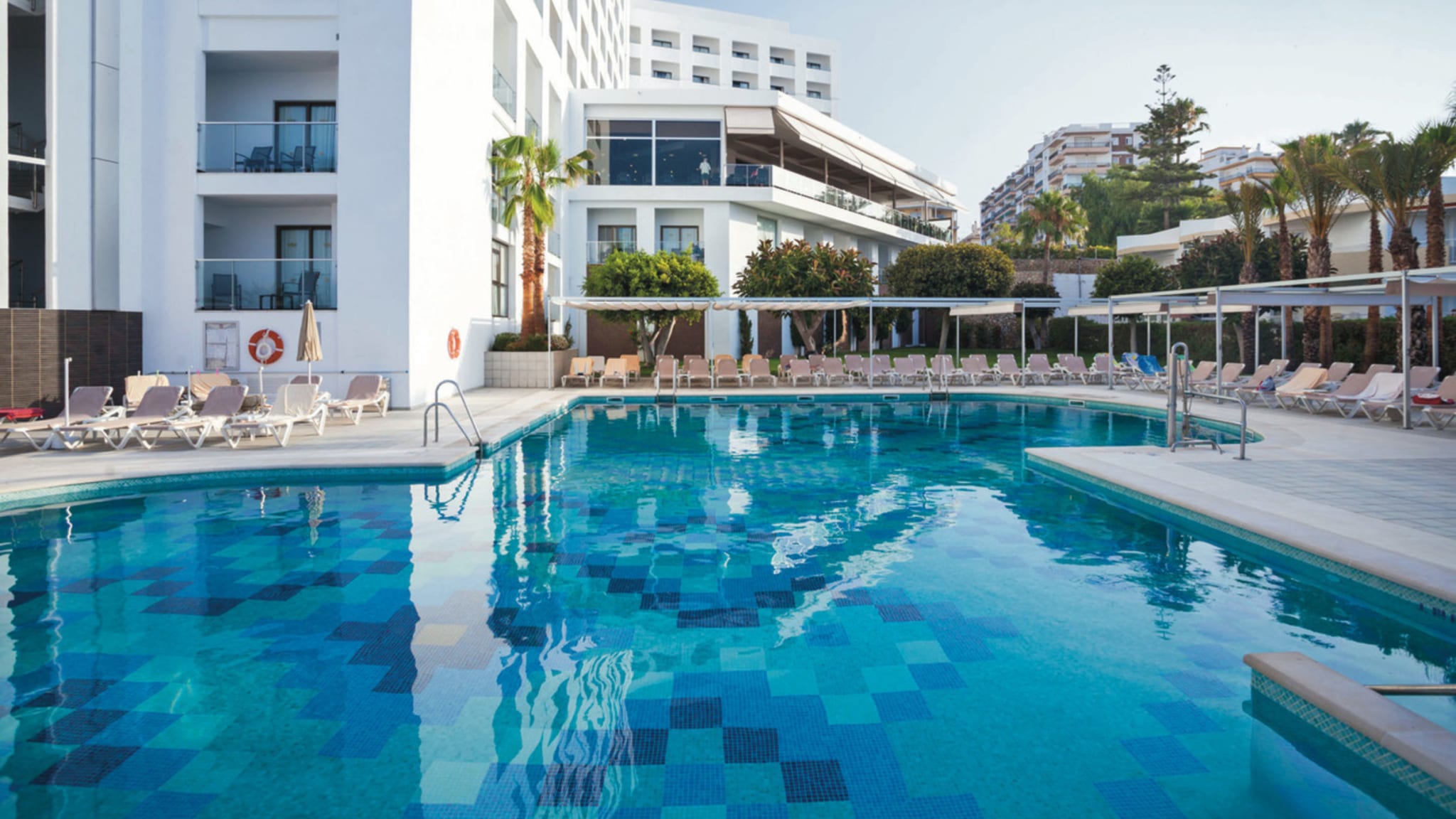 Modernes Design und ein großer Poolbereich prägen das RIU Monica an der Costa del Sol. Bild vom Hotelier, August 2018