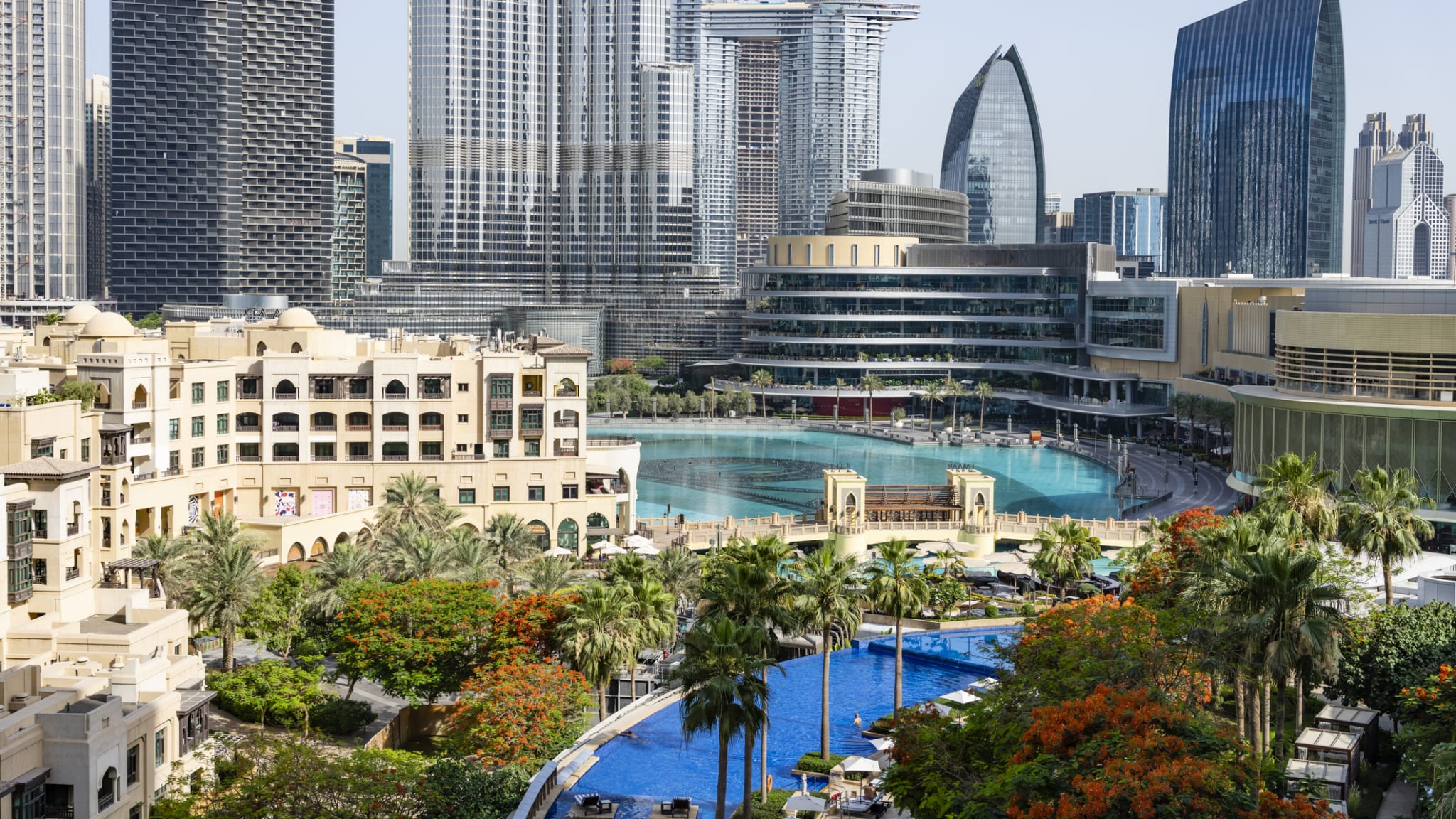 Pools zwischen modernen Gebäuden mitten in Dubai, Vereinigte Arabische Emirate.