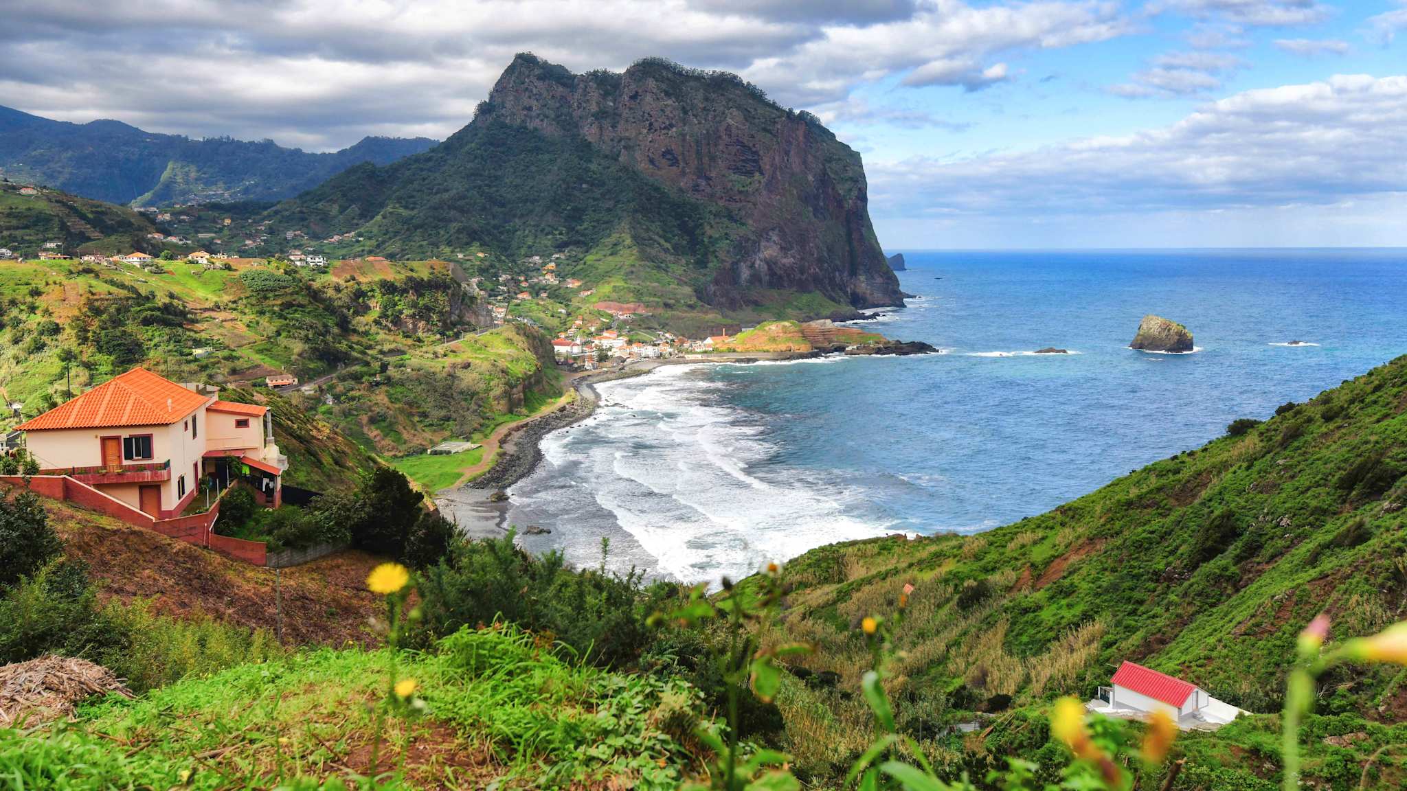 Blick auf den Strand und die grüne Insel Madeira, Portugal.