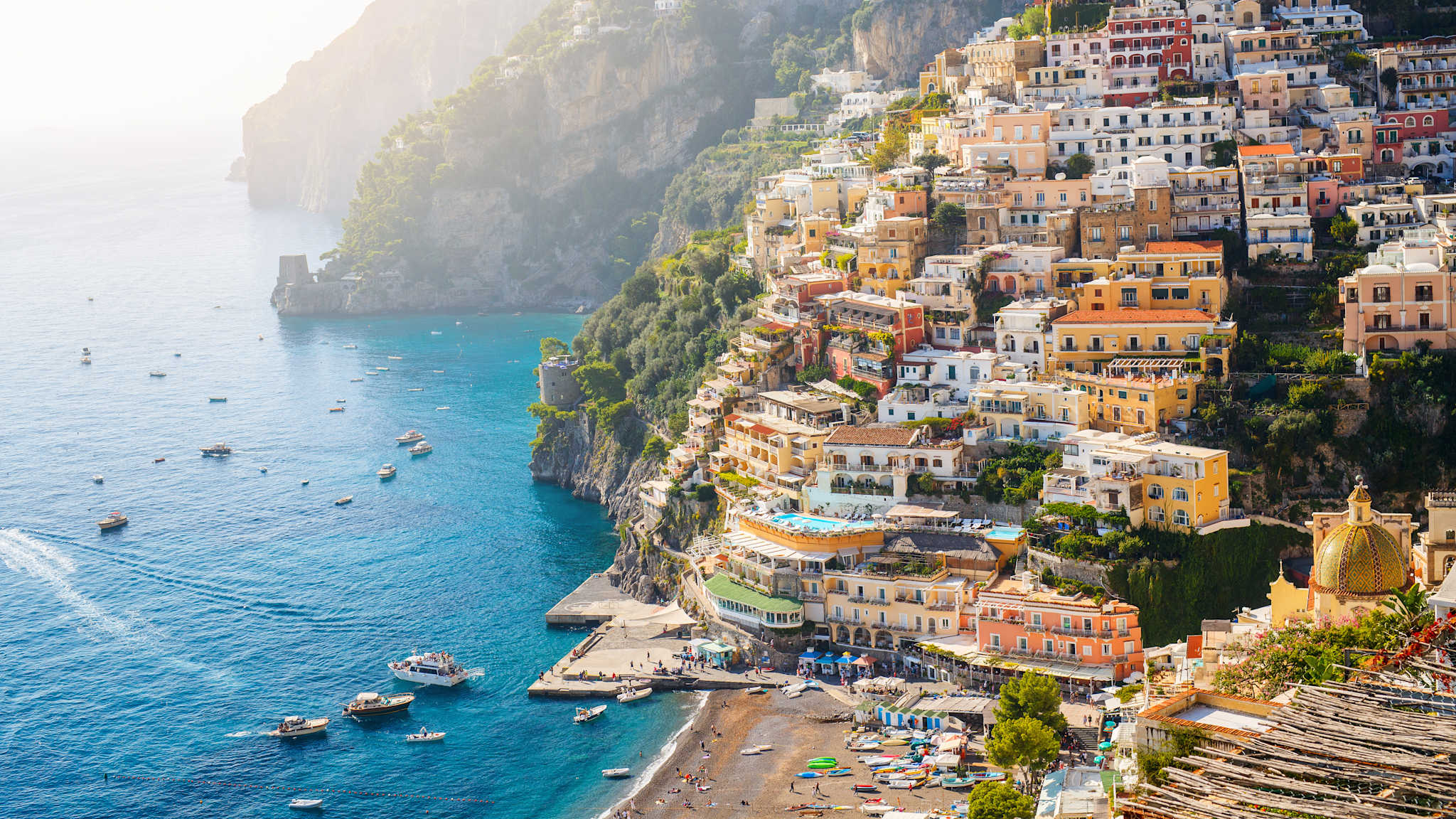 Eine Stadt an einem steilen Berg.