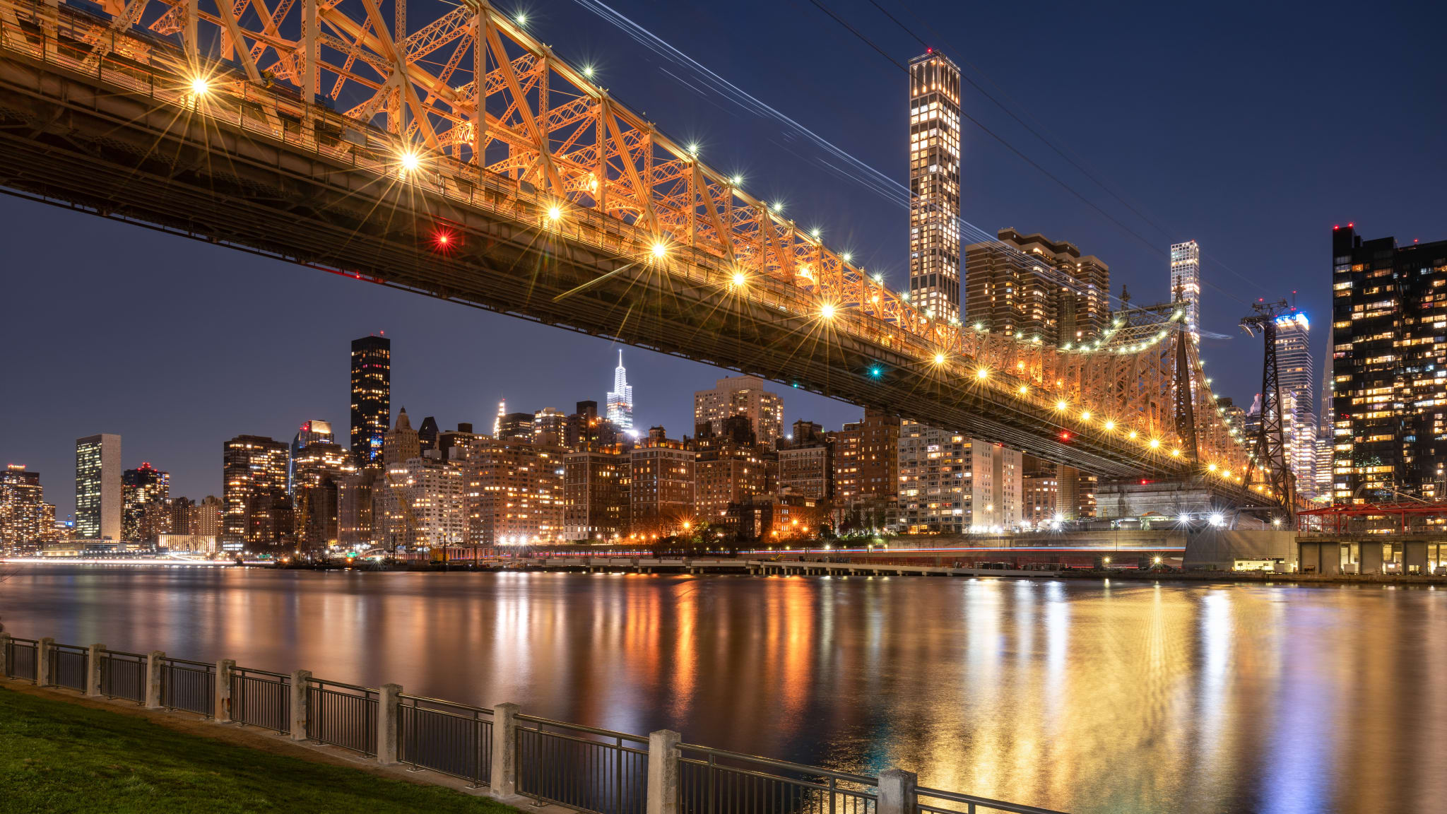 Bei Nacht beleuchtete Brücke