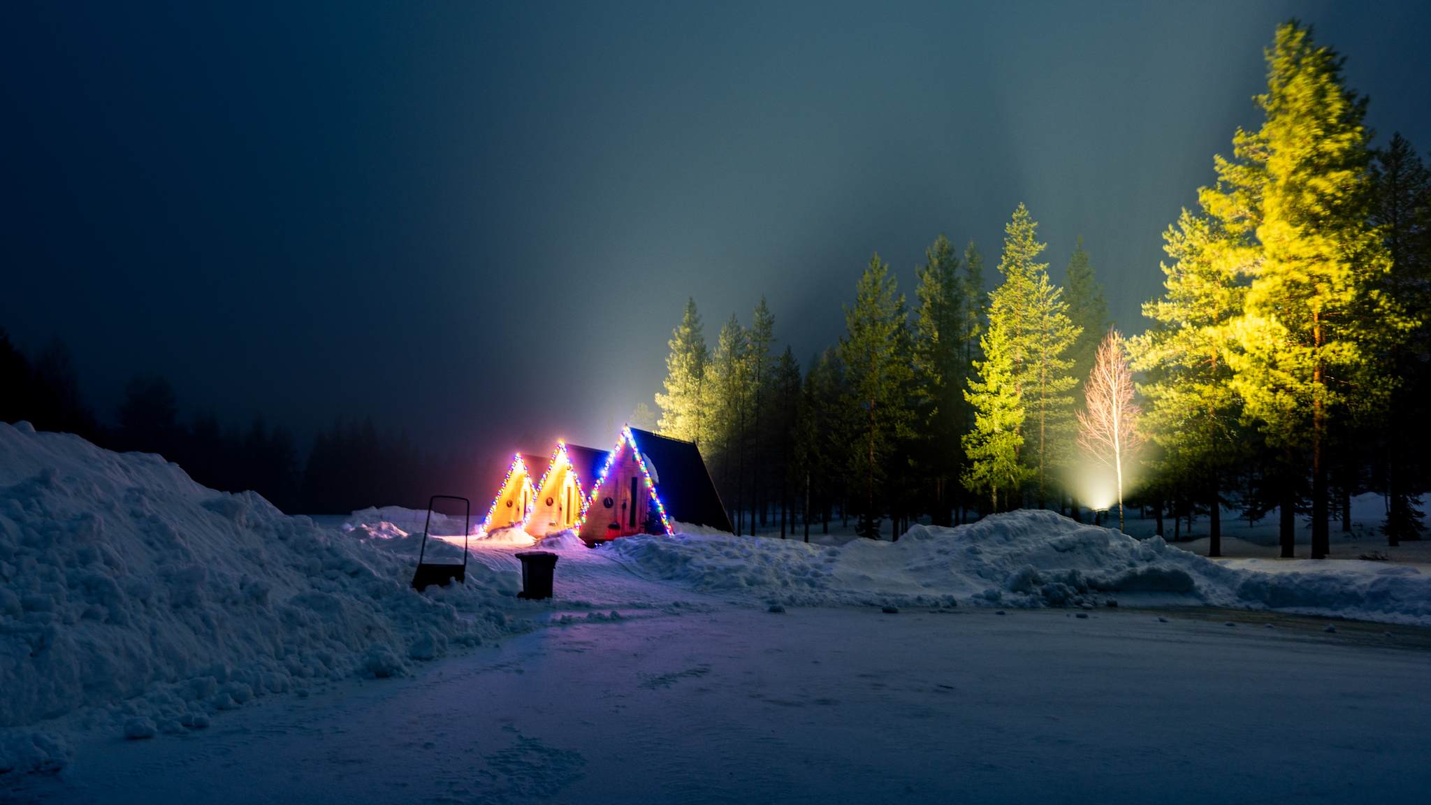 Bunt beleuchtete Häuser im Schnee