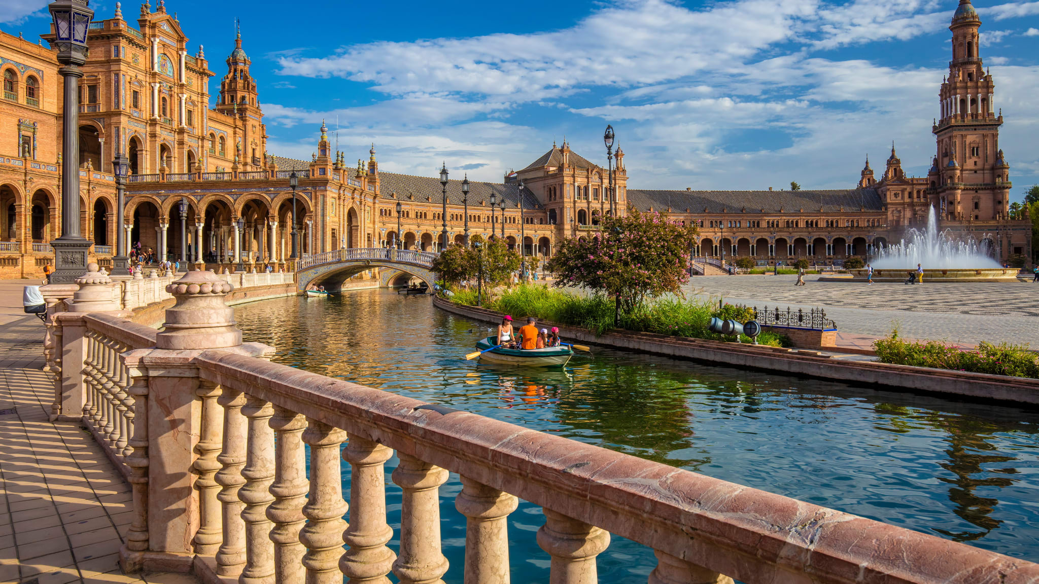 Ruderboote auf dem Wasserkanal Plaza de Espana, Sevilla, Andalusien, Spanien