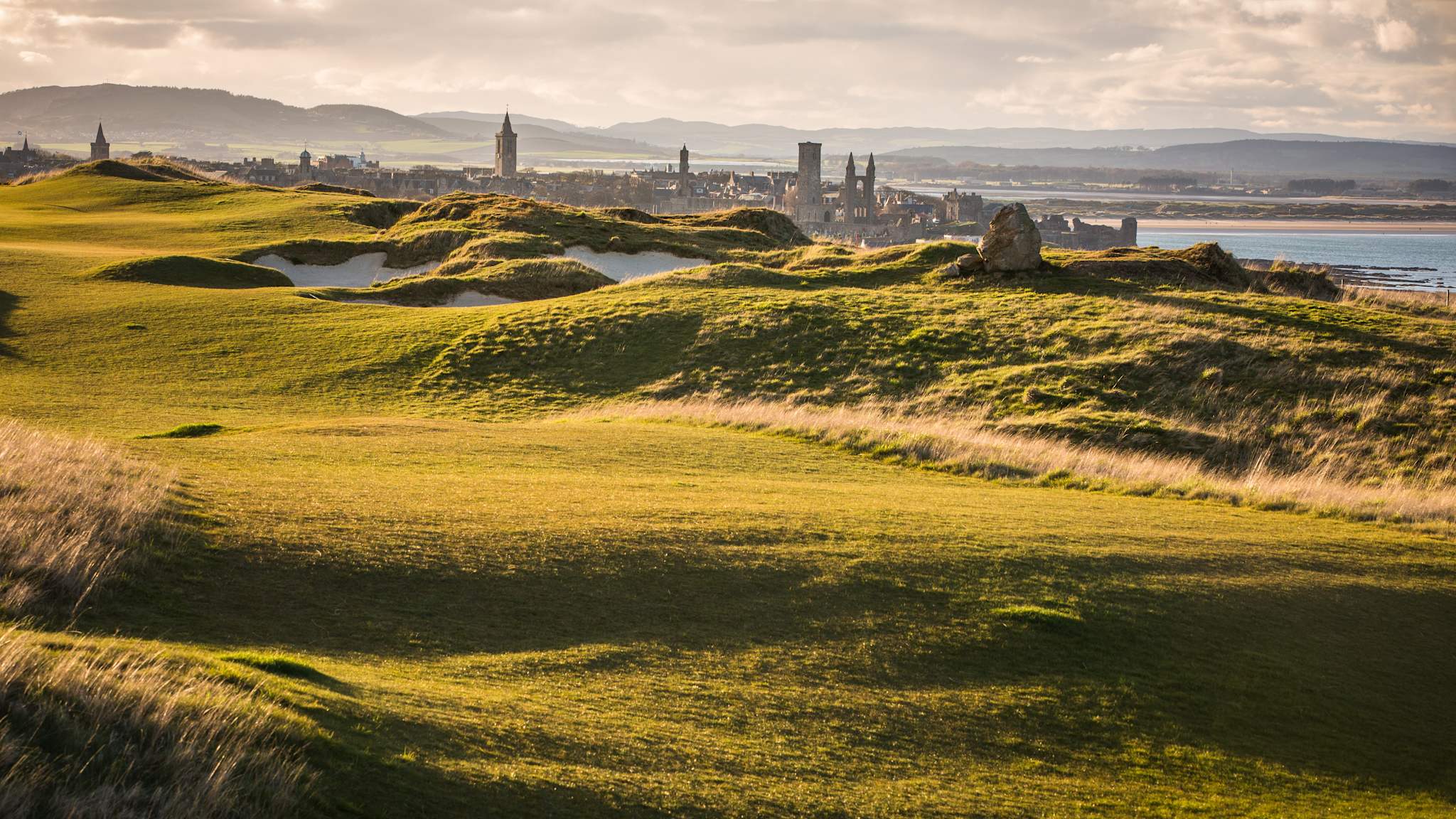 Ausblick über die grünen, rollenden Wiesen am Saint Andrews Golfkurs