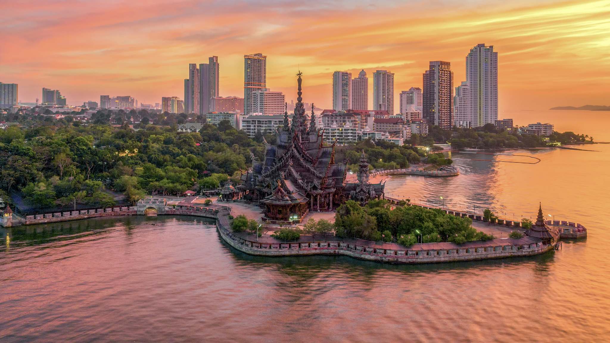 Sihouette des Sanctuary of Truth beim Sonnenuntergang in Pattaya, Thailand. © boonchai wedmakawand via Getty Images