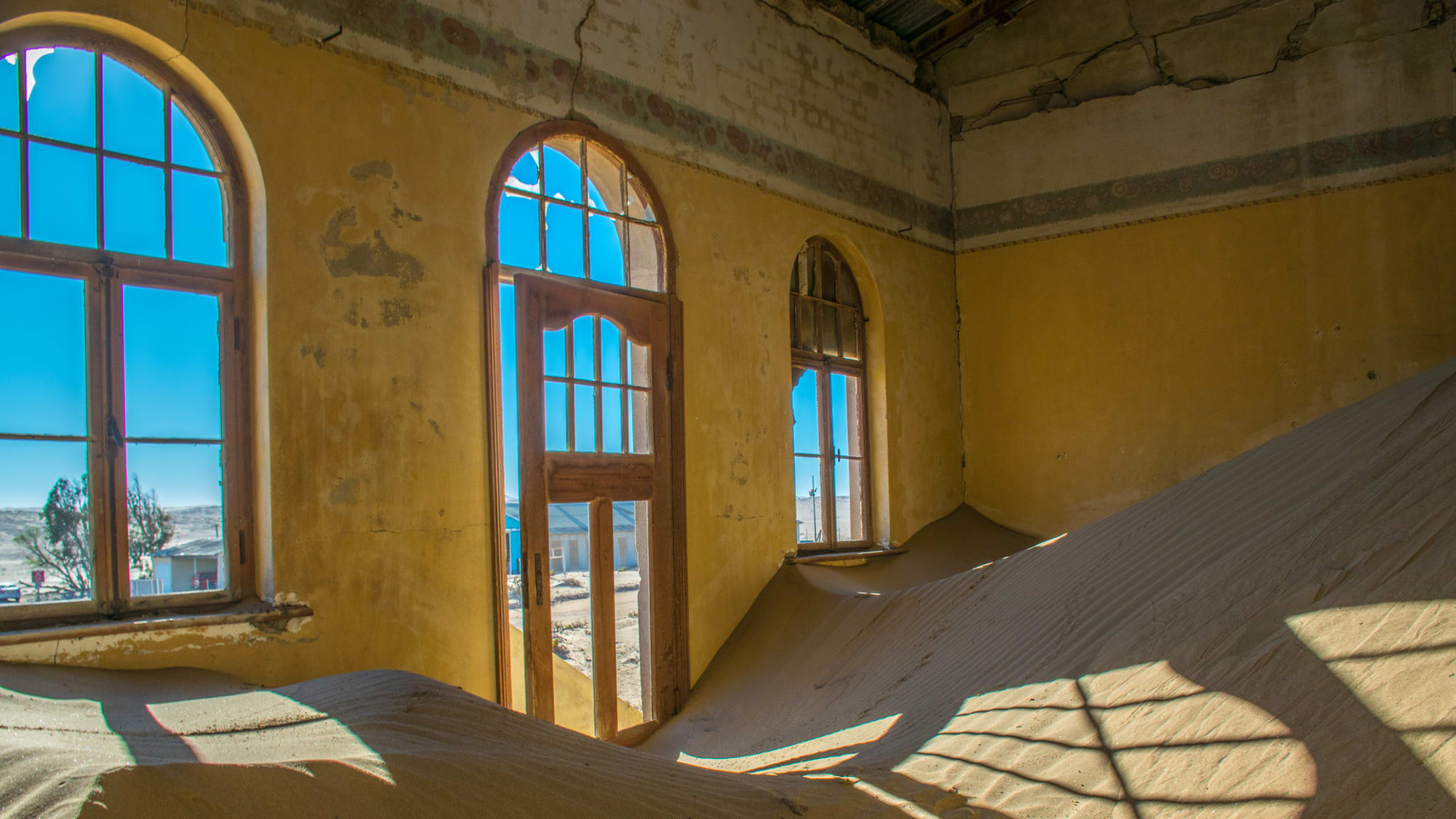 Sand in einem leeren Haus, Kolmanskop, Namibia.