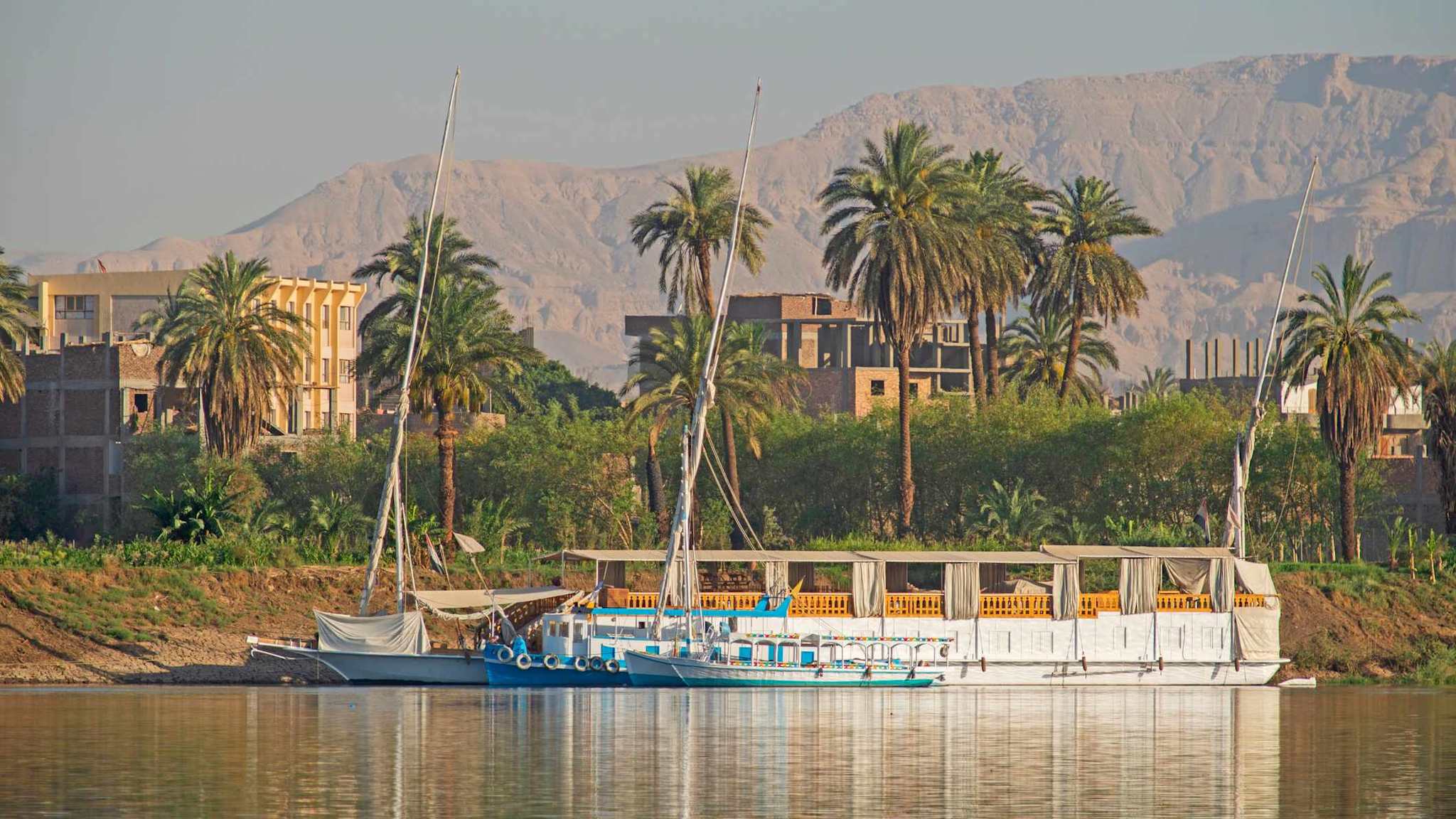 Traditionelle Boote vor Anker auf dem Nil in Ägypten.