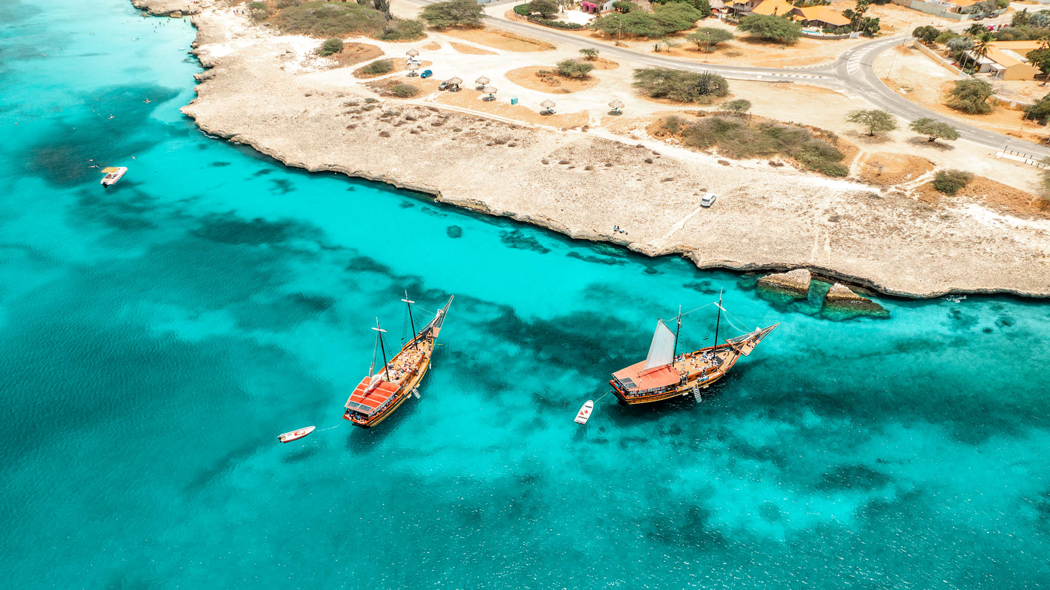 Zwei Schiffe vor einer Küste.