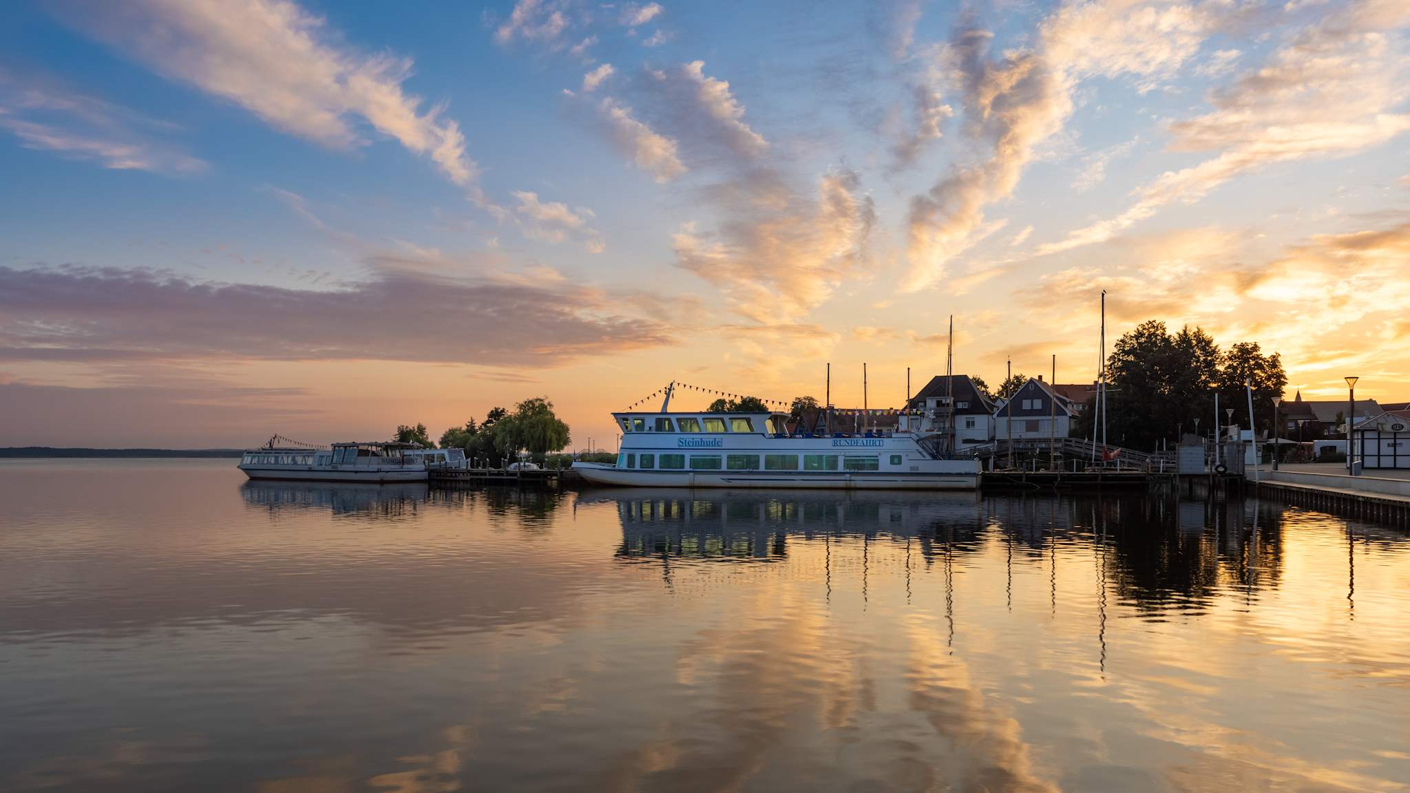Zwei Boote liegen im Hafen des Steinhuder Meeres vor Anker