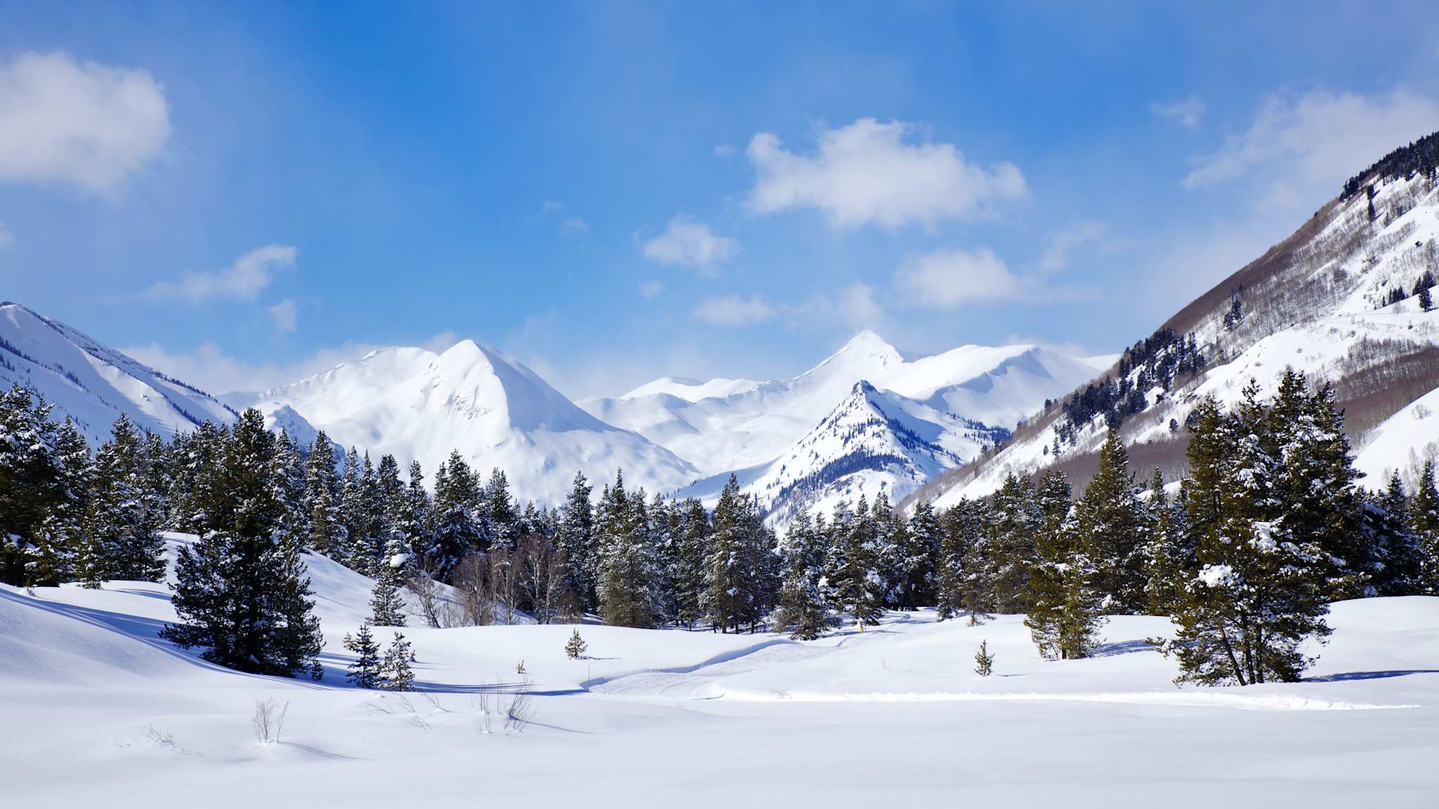 Die Gipfel rund um Crested Butte, Colorado, sind mit Schnee bedeckt. © beklaus via Getty Images