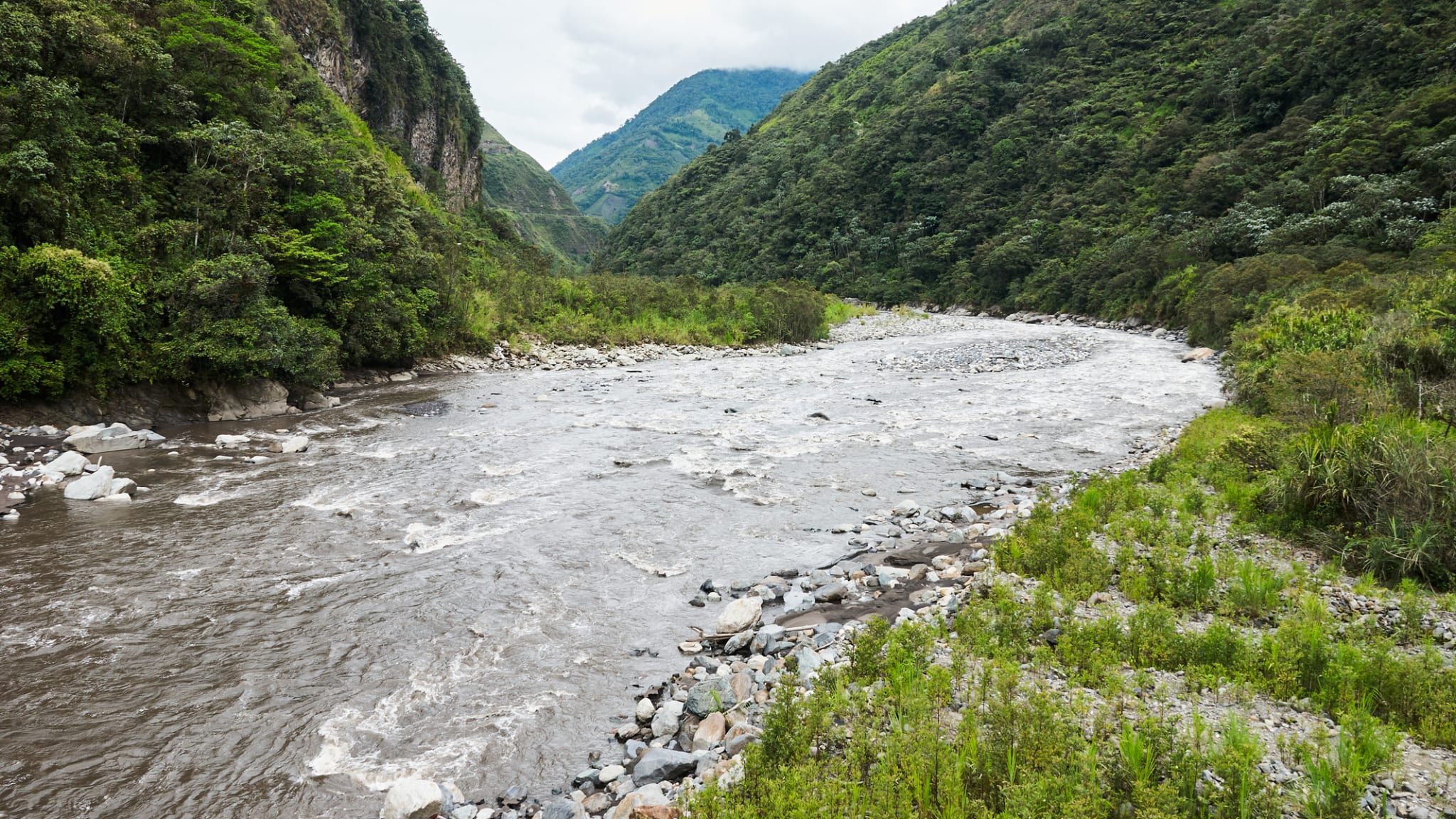 schöne Landschaft mit einem Fluss und Bergen in Basos, Ecuador © iStock.com/BROTEstudio